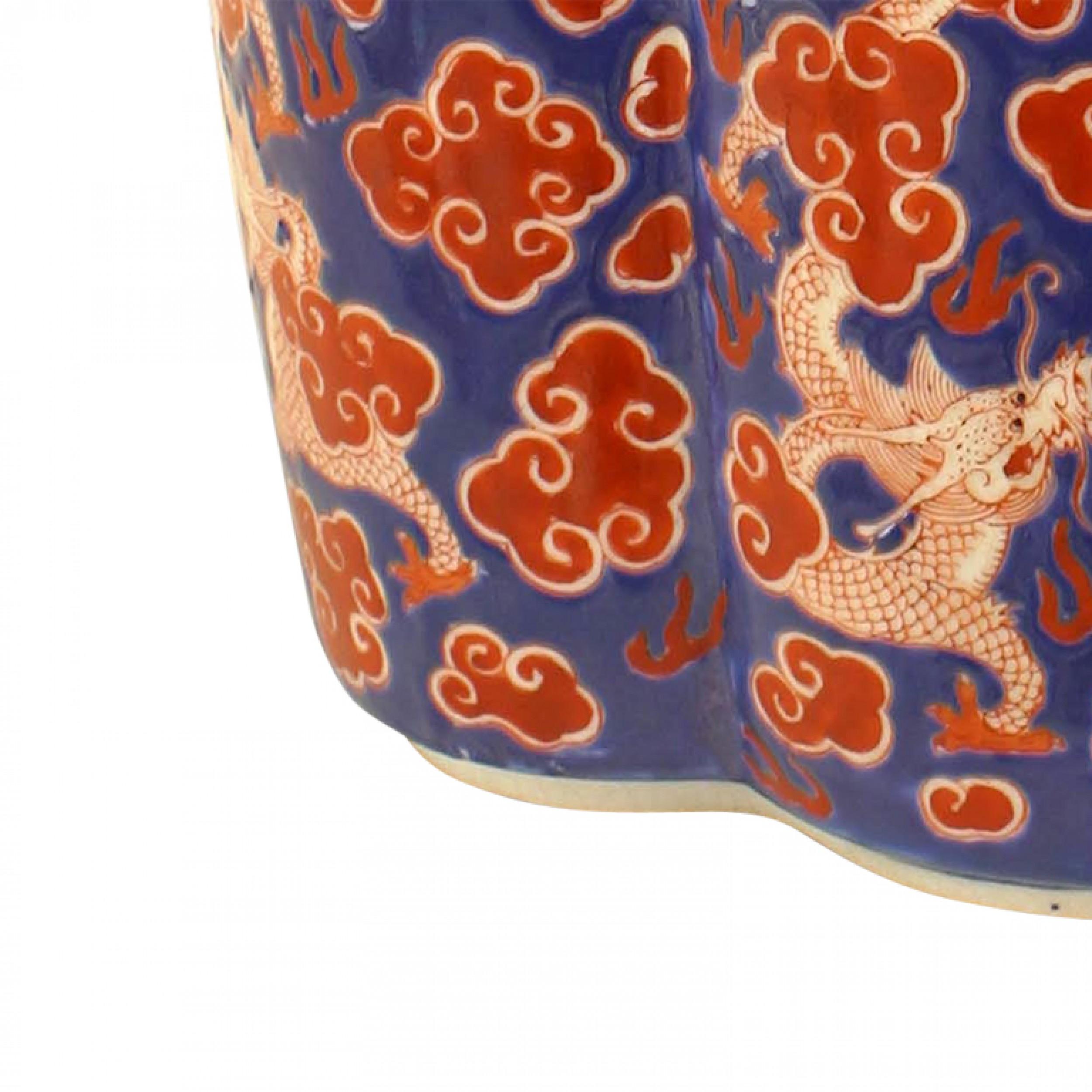 Jardinière asiatique de style chinois (moderne) en porcelaine de forme ovale festonnée à décor rouge, bleu.