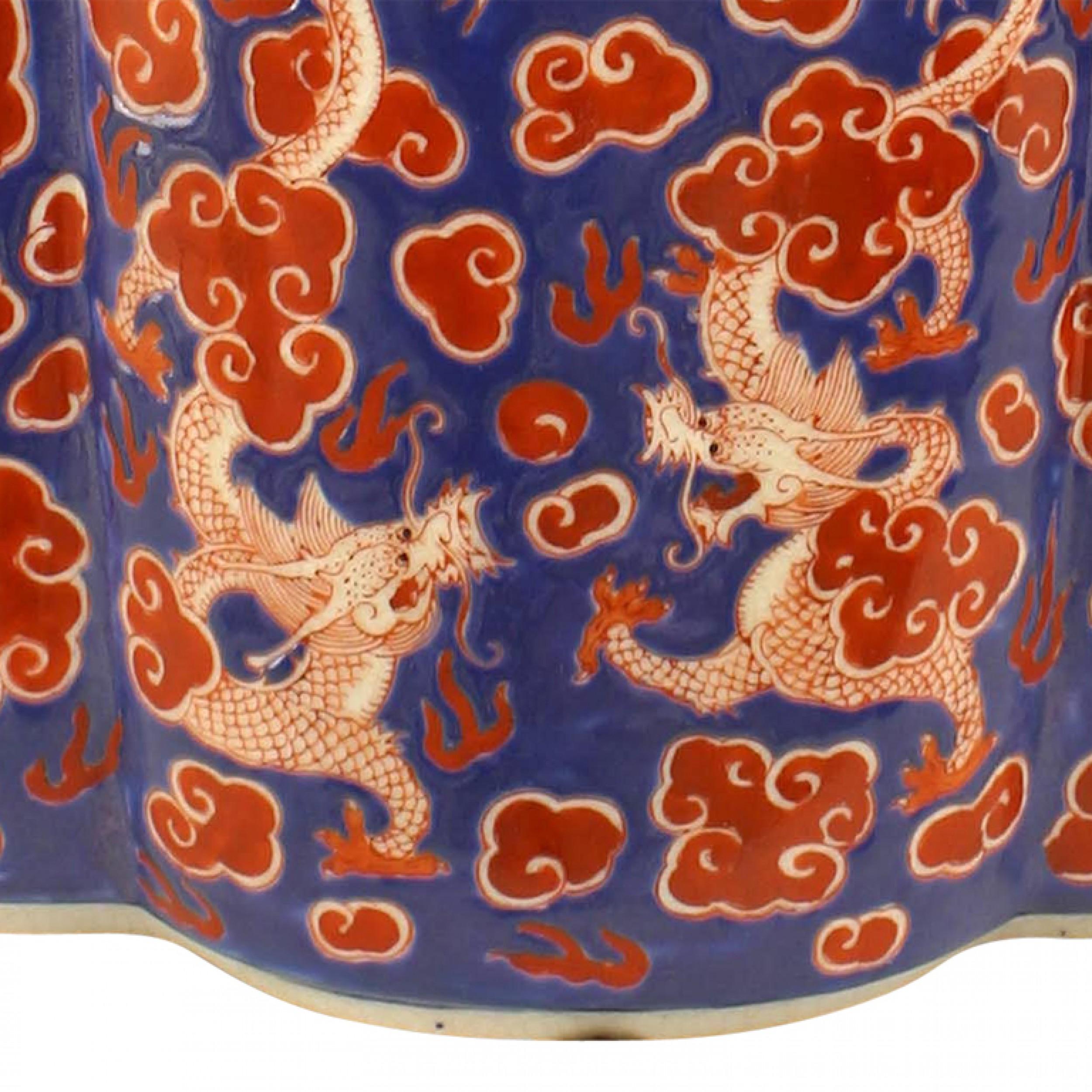 Exportation chinoise Pot lobé rouge et bleu en porcelaine chinoise en vente