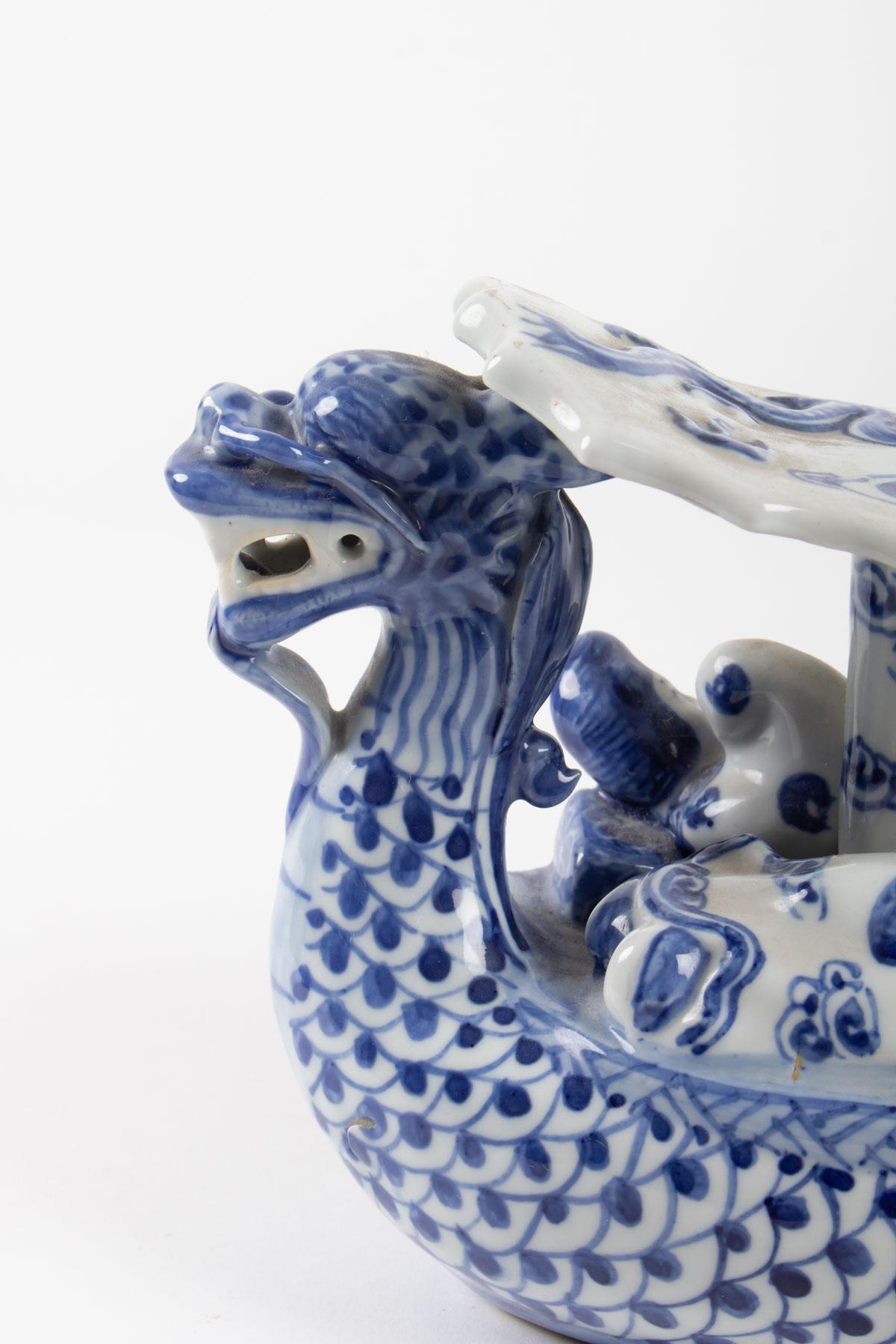 Chinese porcelain representing a Dragon walking couple, Early 20th century, blue and white porcelain
Measures: L 22cm, W 13cm, H 15cm.