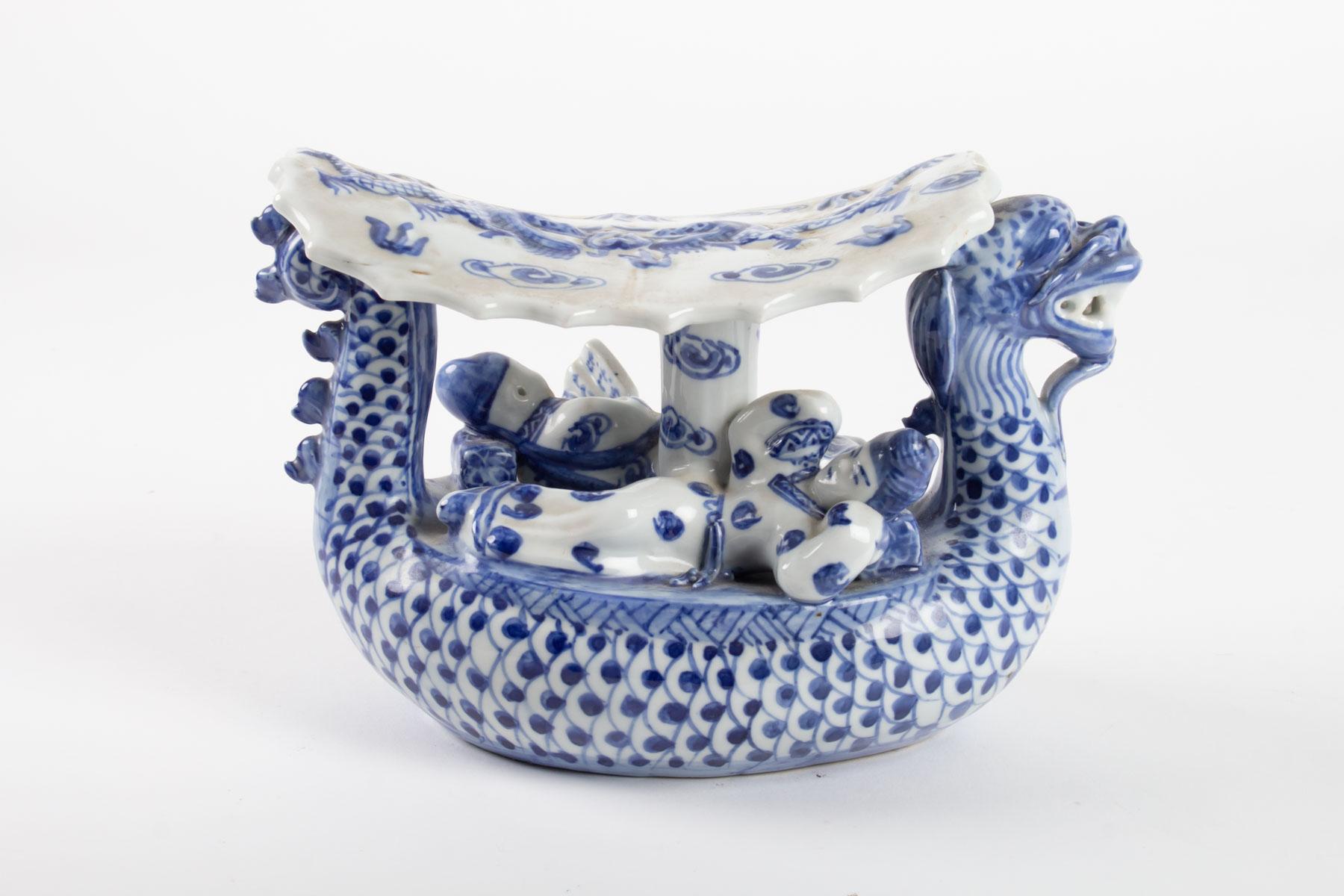 Chinese Export Chinese Porcelain Representative a Dragon Walking a Couple