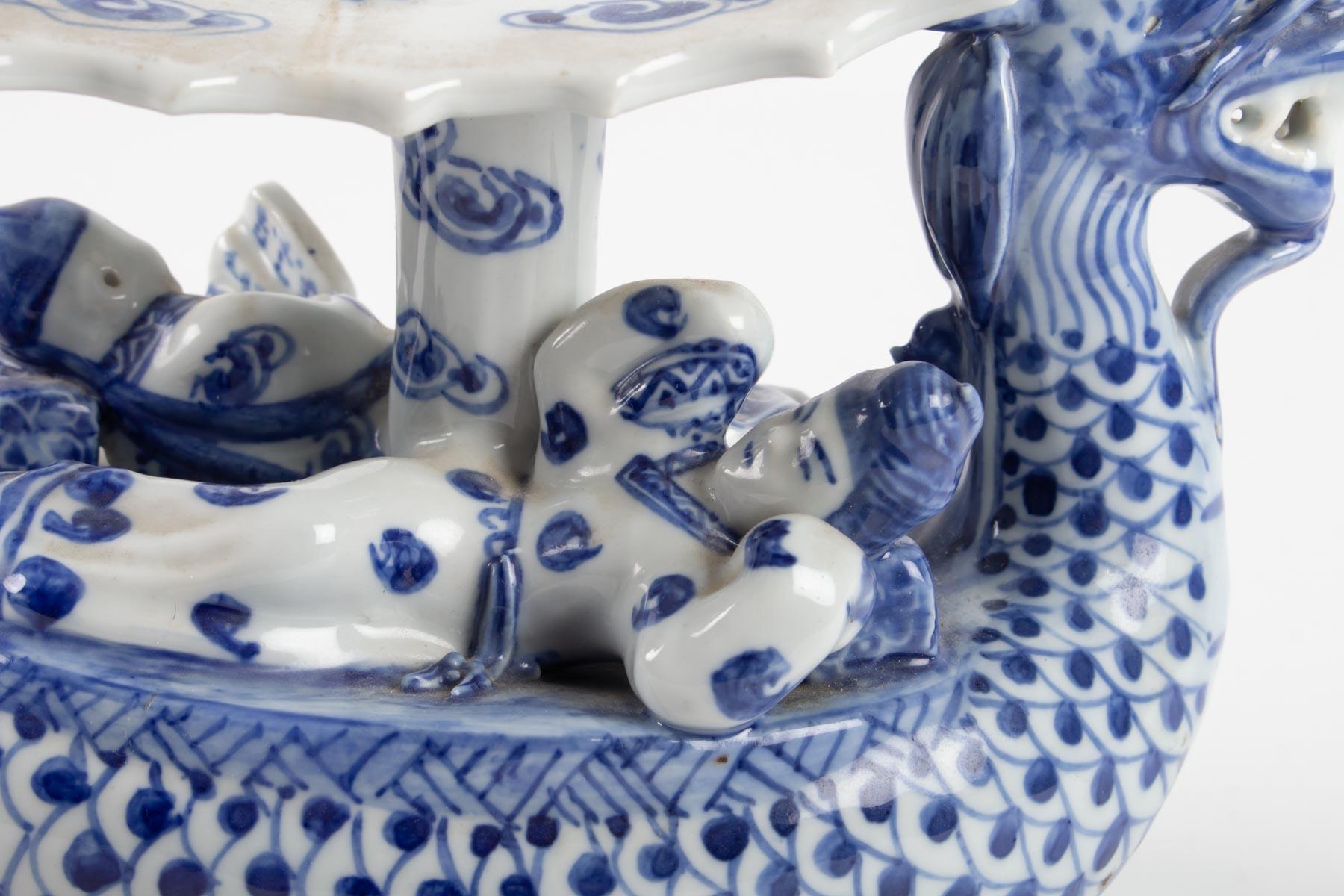 Chinese Porcelain Representative a Dragon Walking a Couple In Good Condition In Saint-Ouen, FR
