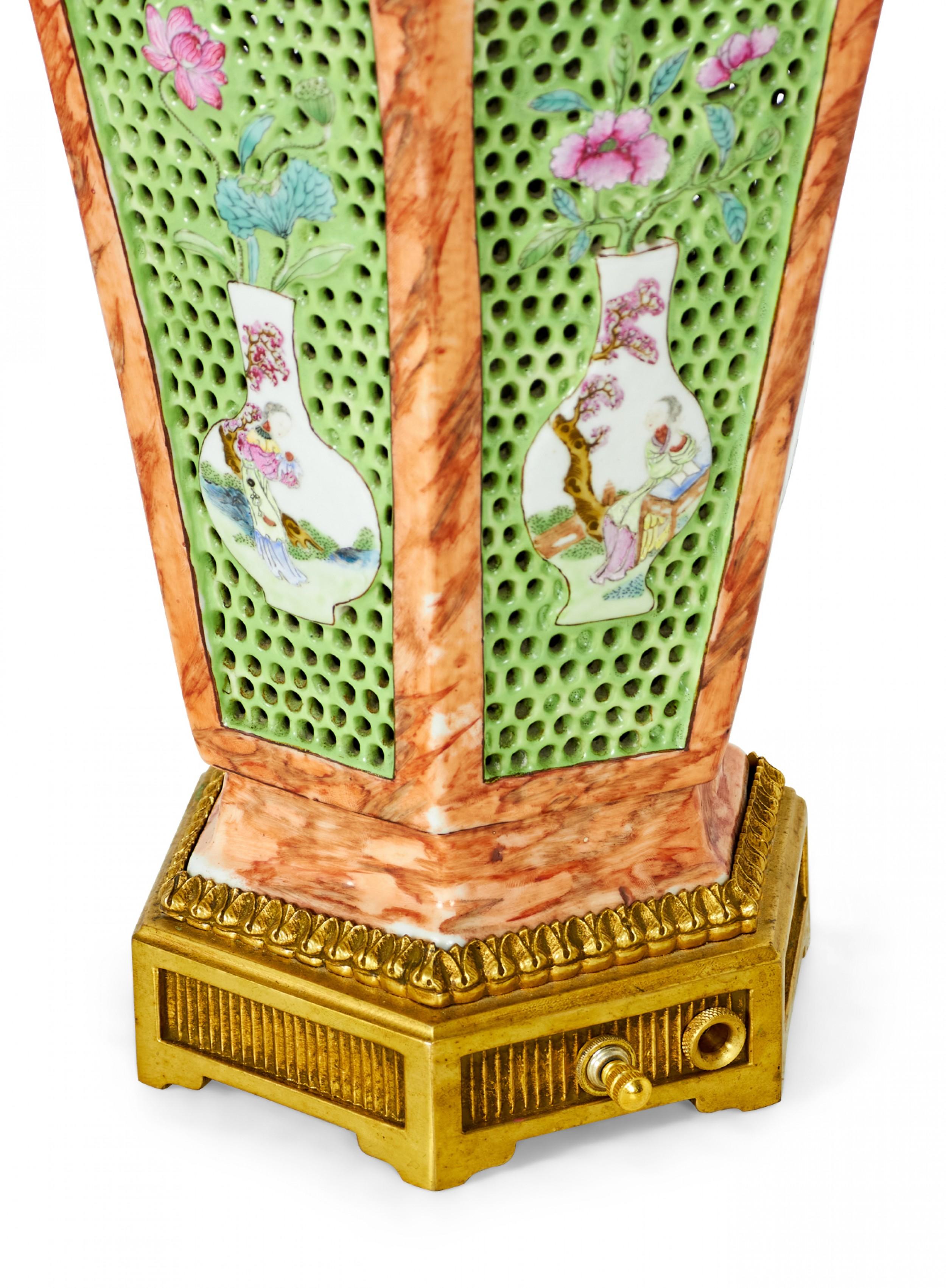 20th Century Chinese Porcelain Reticulated Octagonal Pink and Green Table Lamp For Sale