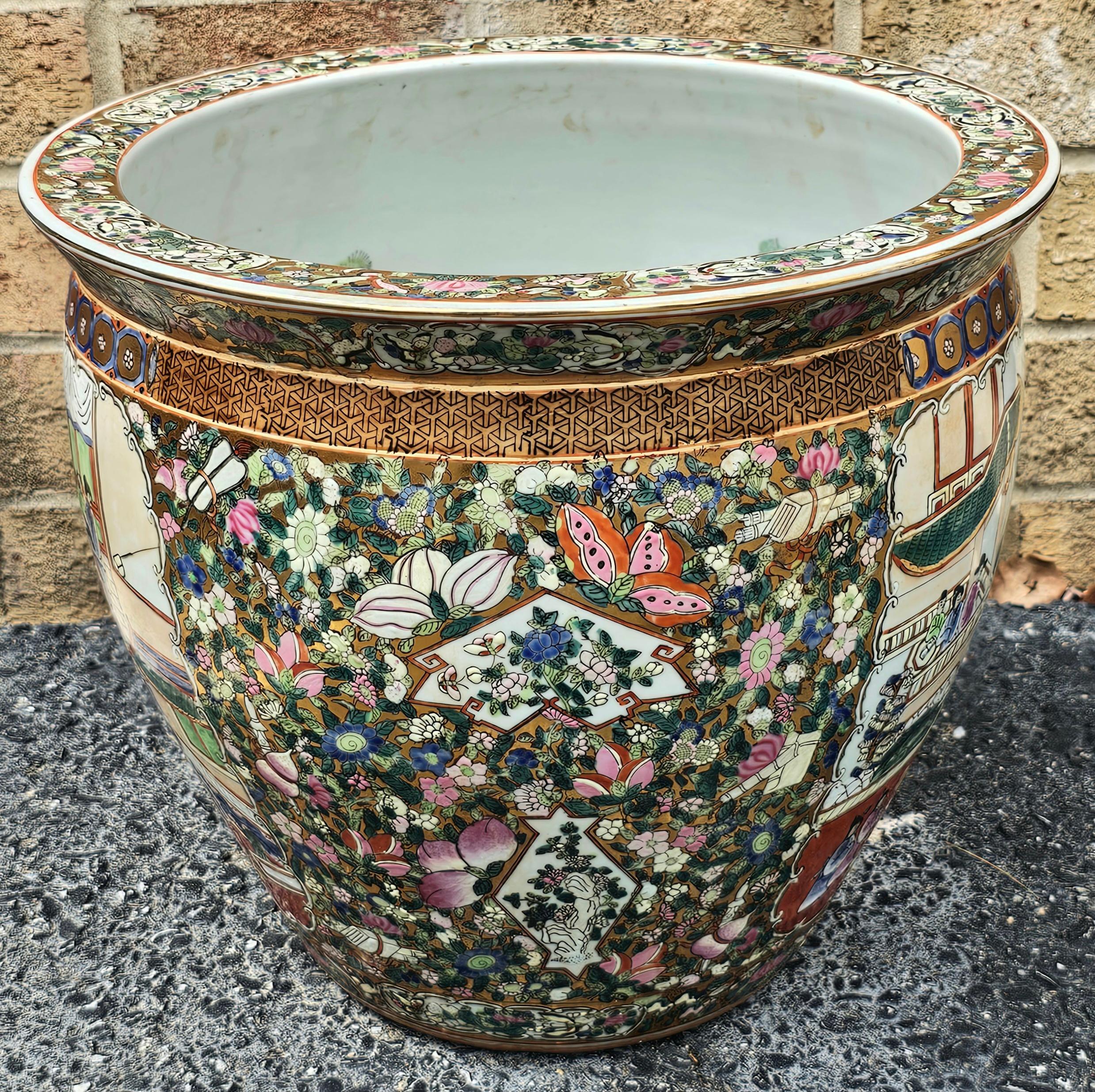 Chinesische Jardiniere aus Porzellan mit Rosenmedaillon und Dekoration (Chinesischer Export) im Angebot