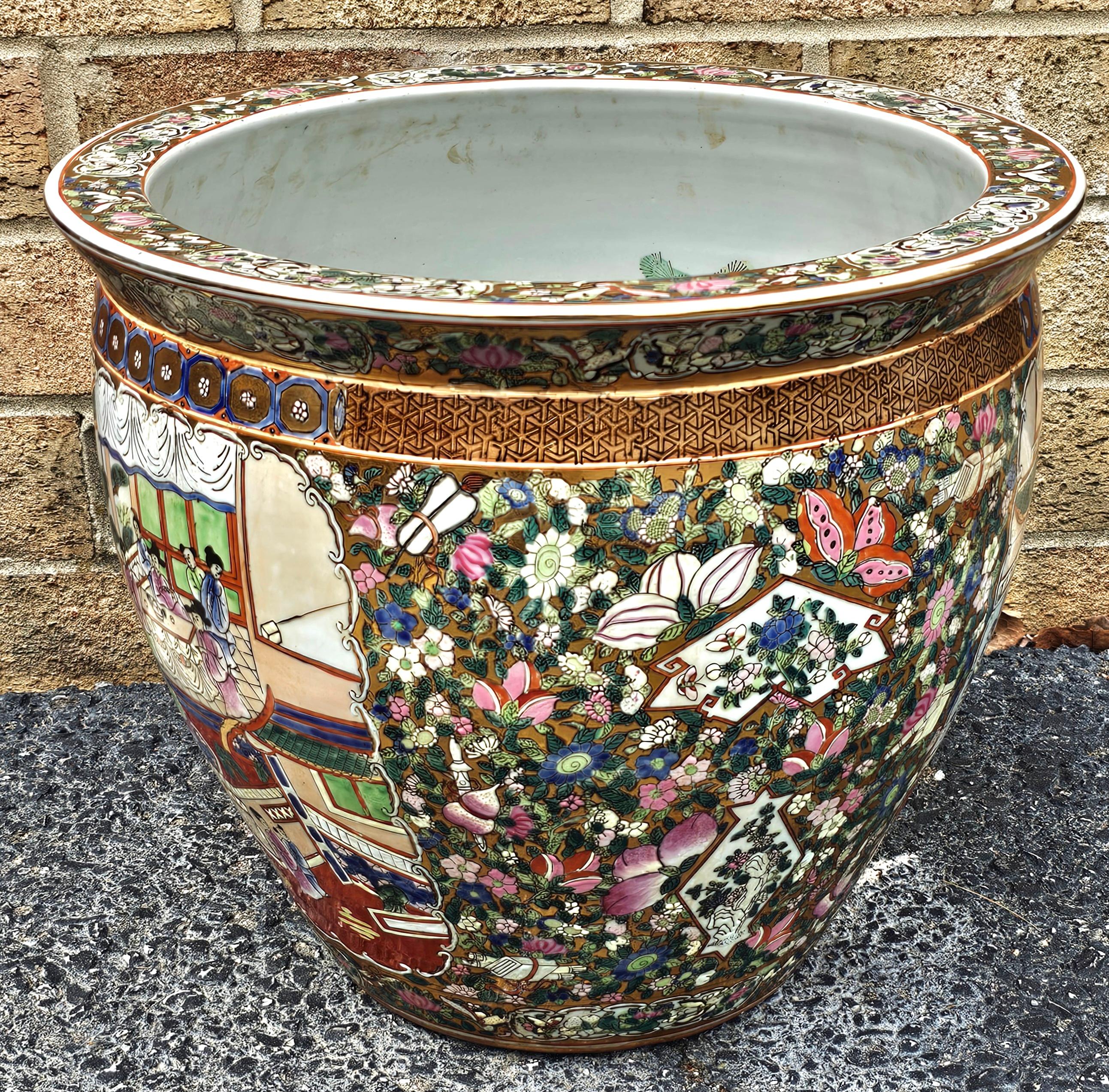 Chinesische Jardiniere aus Porzellan mit Rosenmedaillon und Dekoration (Gemalt) im Angebot