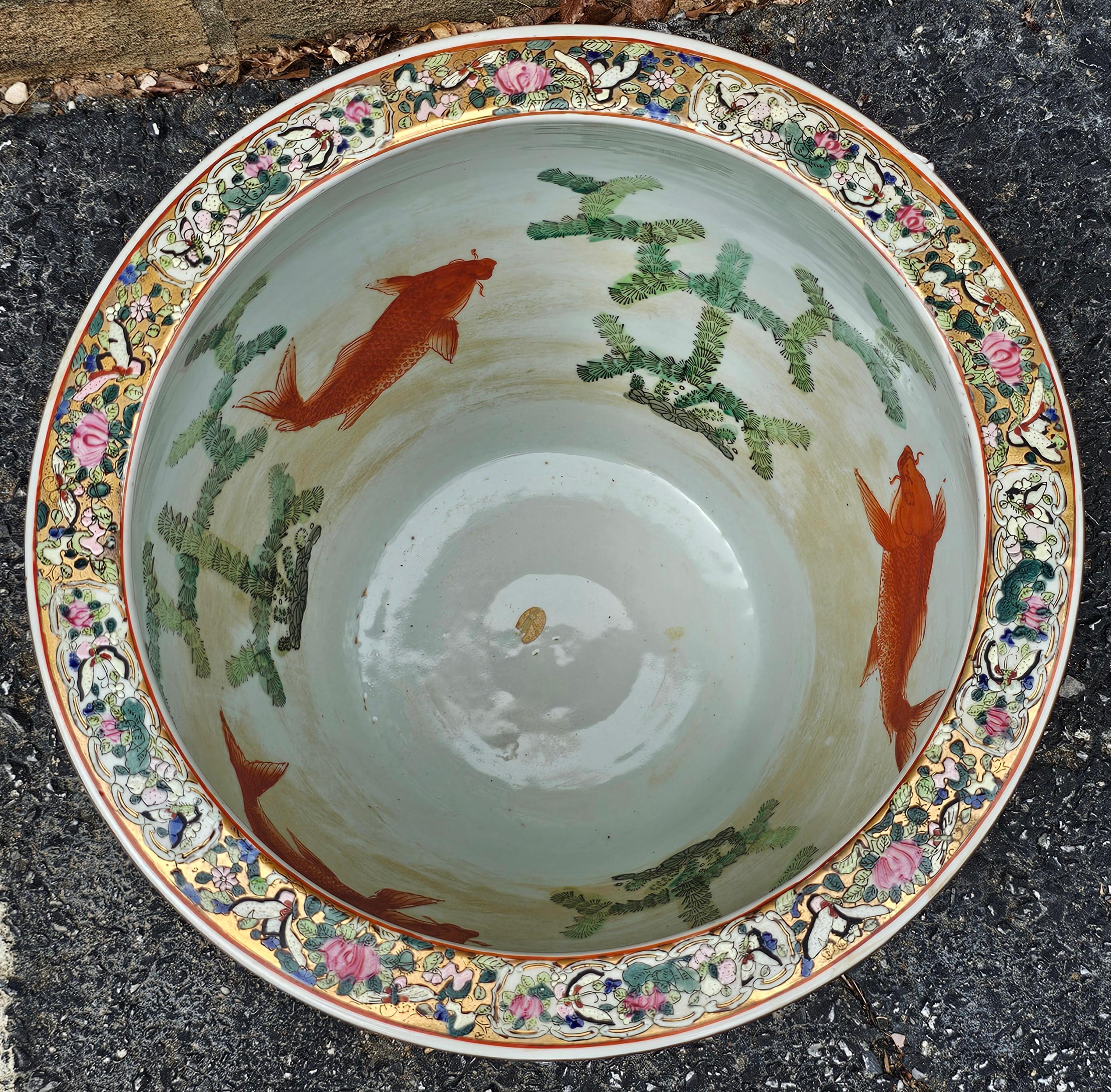 Chinesische Jardiniere aus Porzellan mit Rosenmedaillon und Dekoration im Zustand „Gut“ im Angebot in Germantown, MD