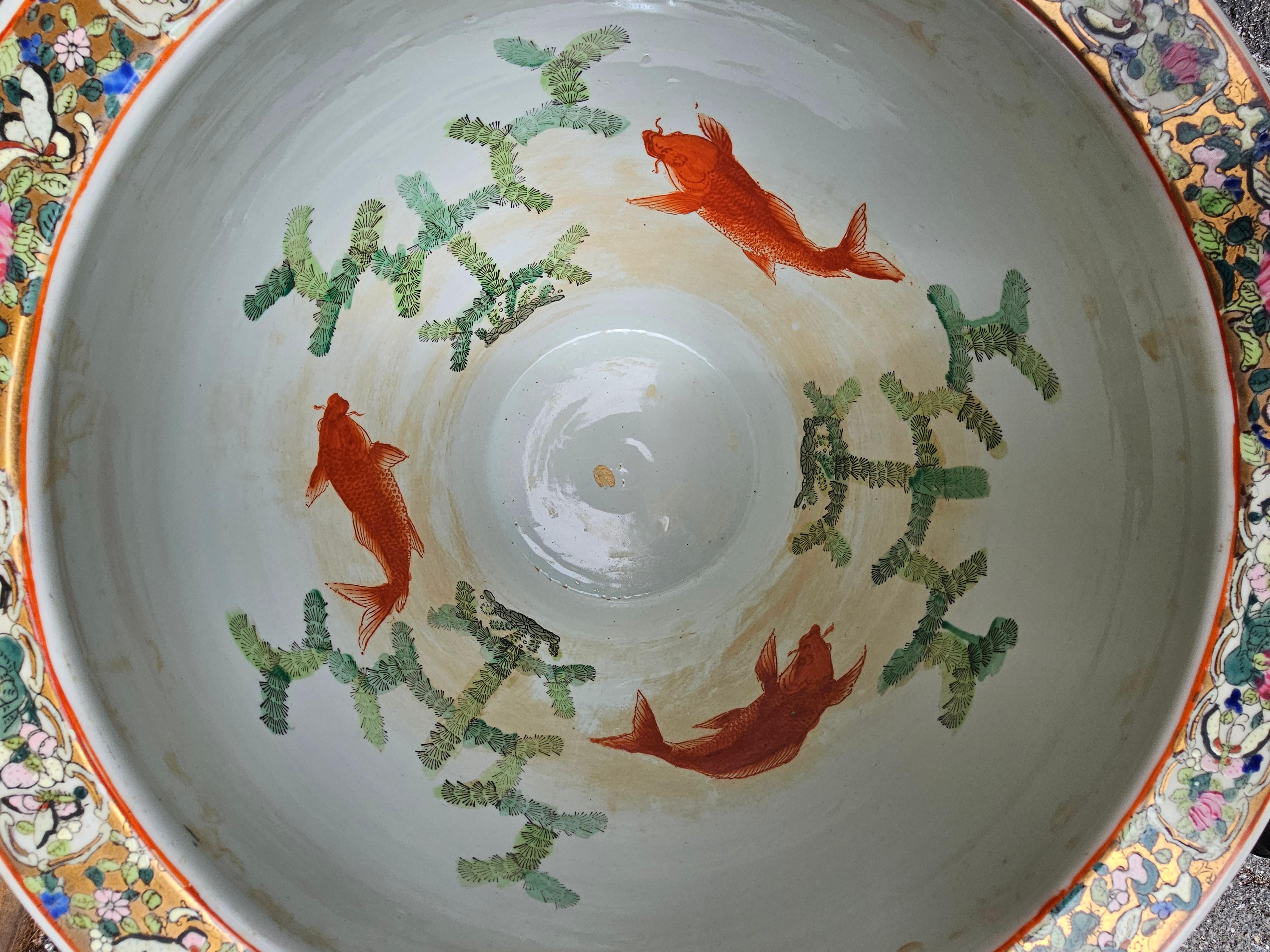 Chinesische Jardiniere aus Porzellan mit Rosenmedaillon und Dekoration (20. Jahrhundert) im Angebot