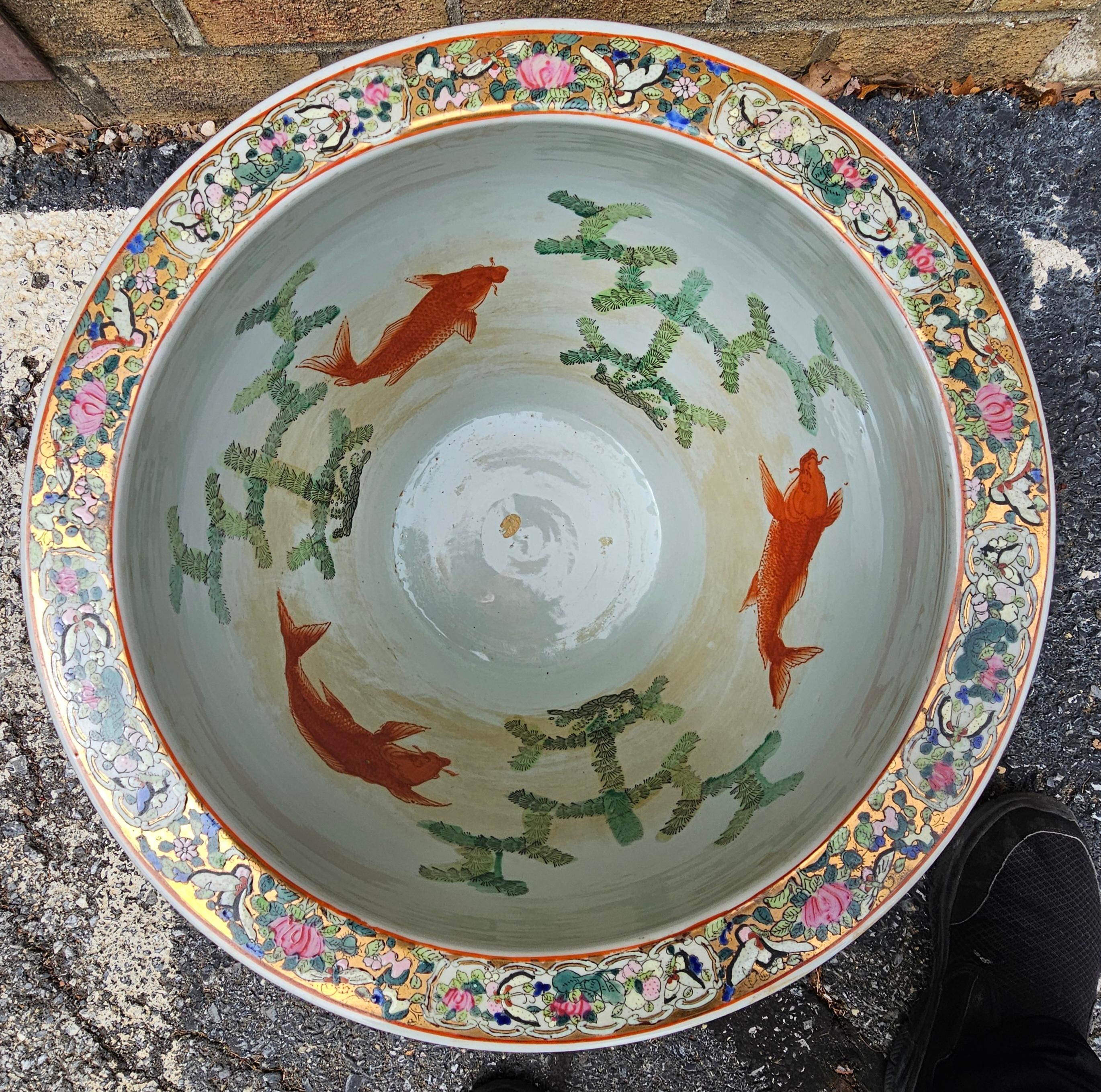 Chinesische Jardiniere aus Porzellan mit Rosenmedaillon und Dekoration im Angebot 1