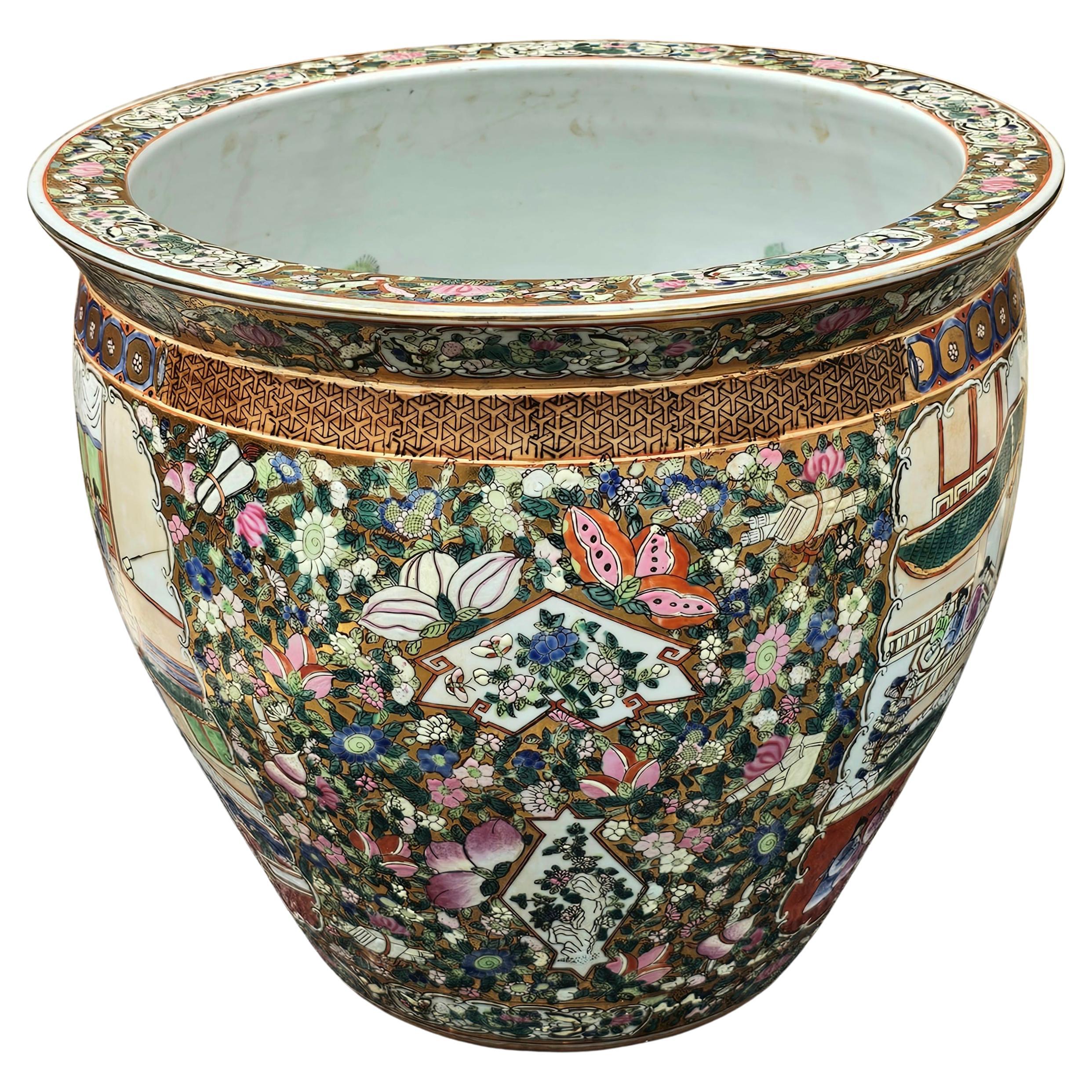 Jardinera de porcelana china decorada con un medallón de rosas