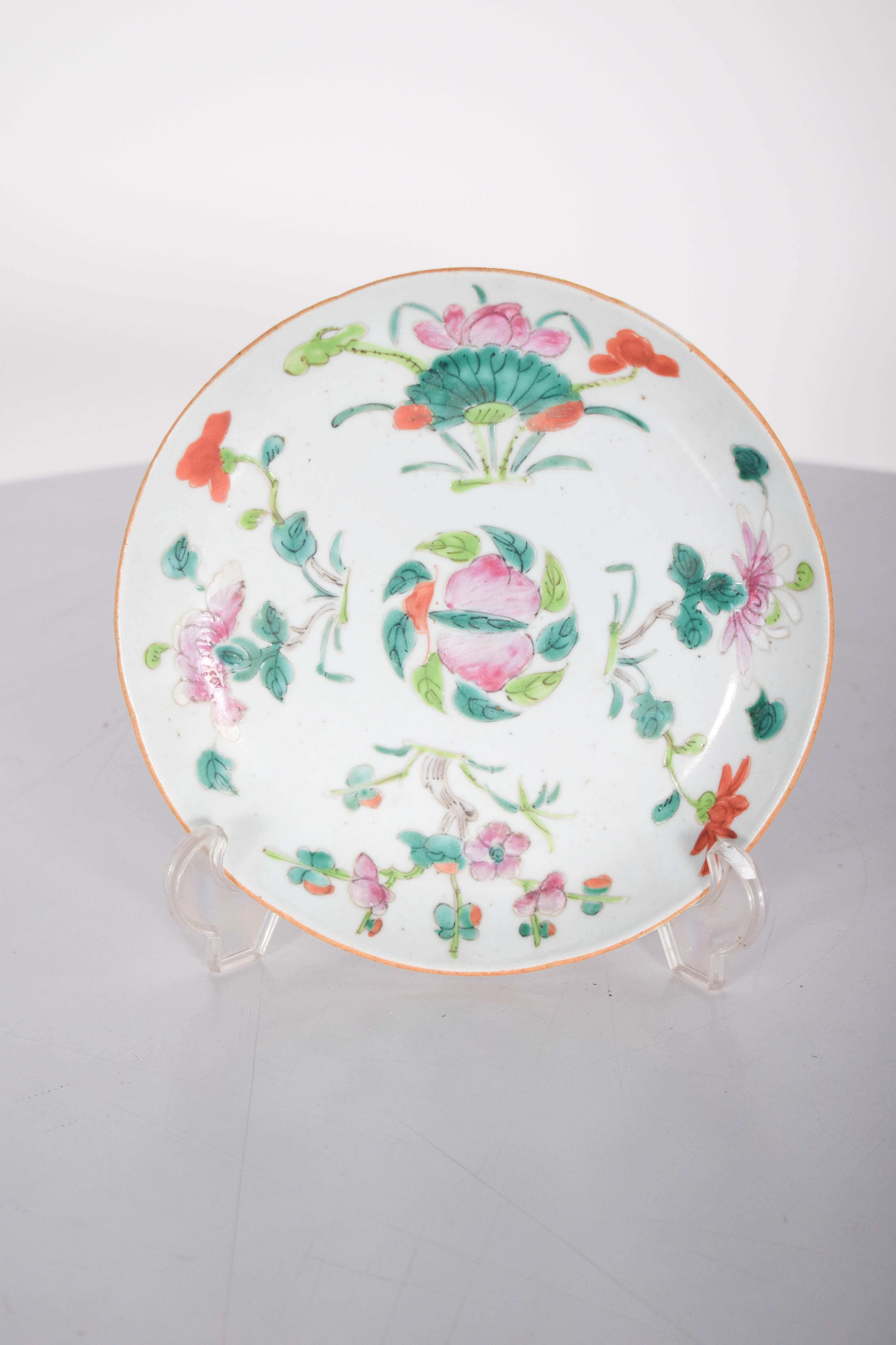 This saucer belongs to the export porcelain tradition, created to suit Western tastes. The design is characteristic of the famille rose style, a type of polychrome enamel decoration introduced to China during the Qing dynasty, which became widely