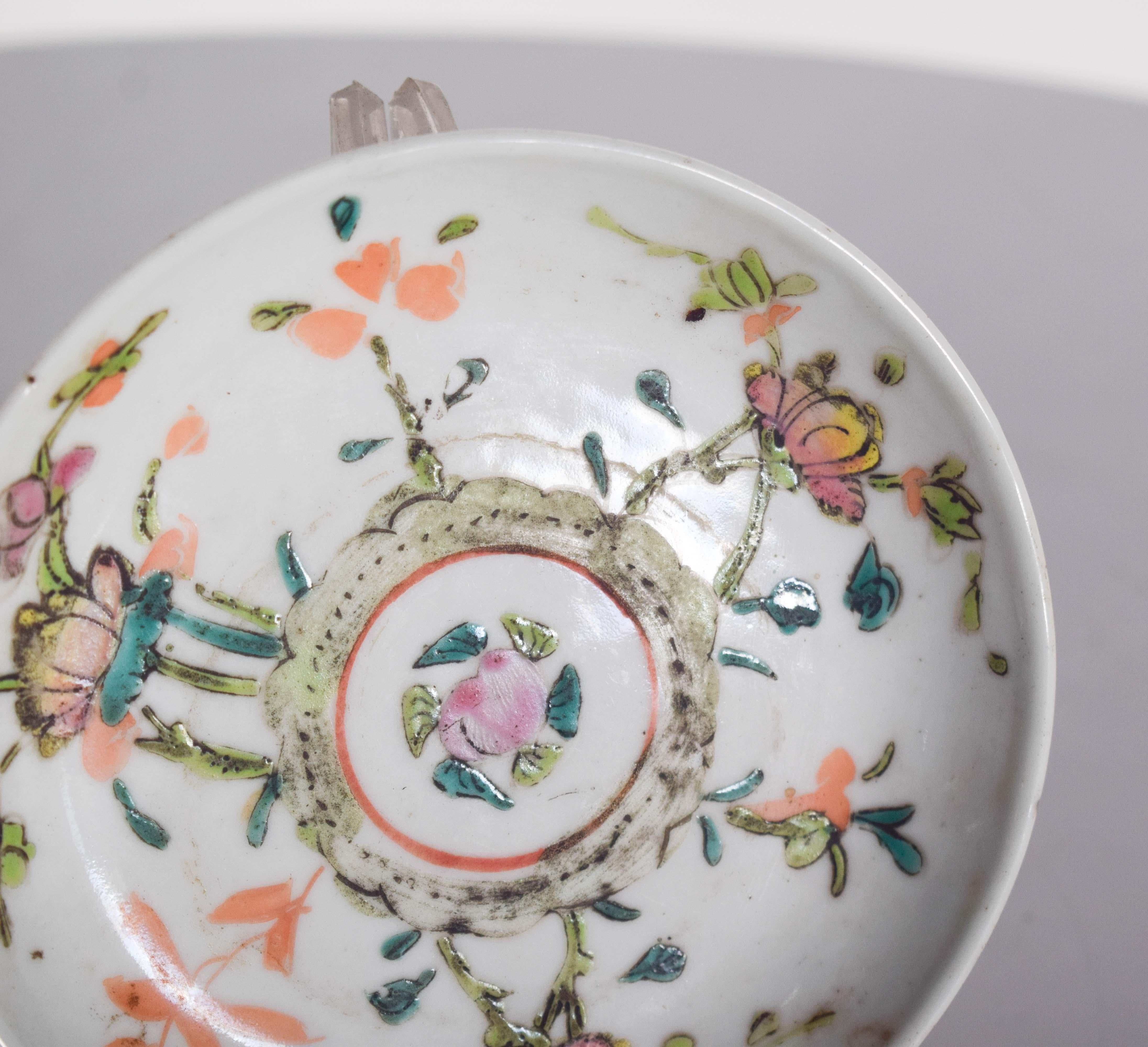 Saucer, in Chinese porcelain for export. Qing Dynasty, Daoguang period (1820-1850).
 Polychrome decoration with floral motifs. This saucer exemplifies the sophistication of export porcelain produced for the European market. Its decoration follows