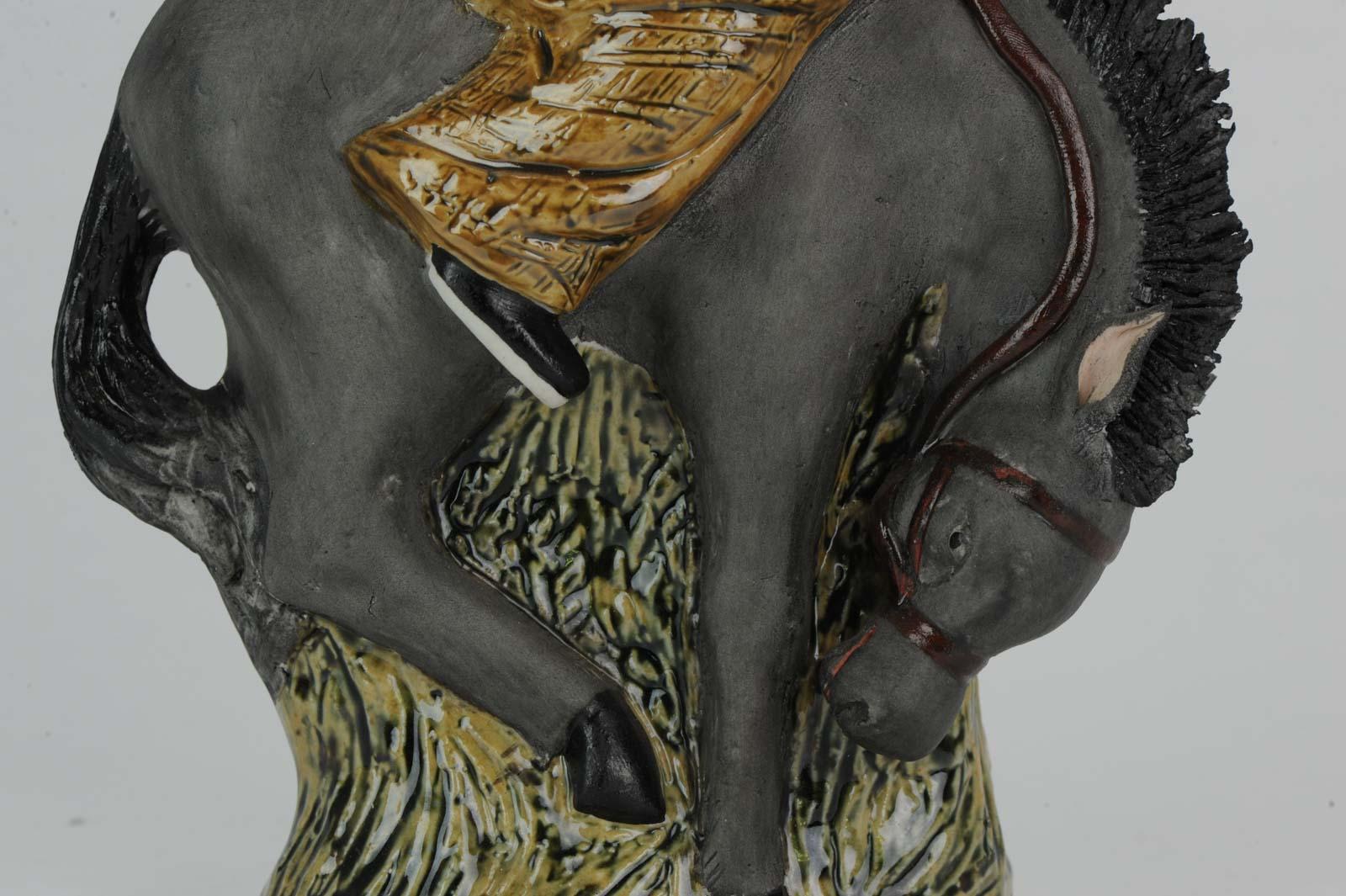 Chinesische Porzellanskulptur „Man auf Pferd“, datiert 1998, entworfen von Xu Jian im Angebot 12