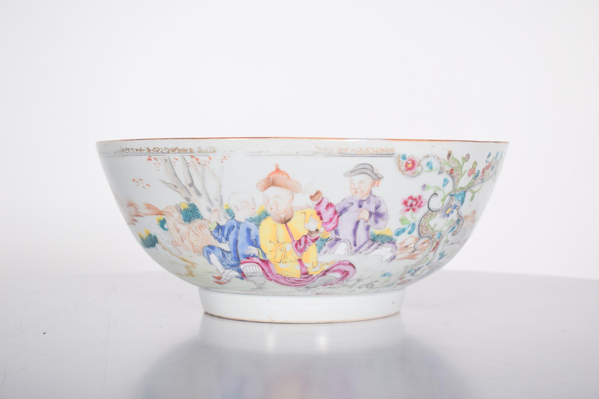 Cuenco de porcelana china para exportar, dinastía Qing, periodo Qianlong (1736-1795). Decoración exterior policromada con una escena detallada y colorista, que representa figuras tradicionales sentadas y vestidas con trajes típicos, en un entorno