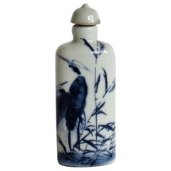 Chinesisches Porzellan Schnupftabakflasche blau und weiß handgemalte Kraniche und Sockel Marke