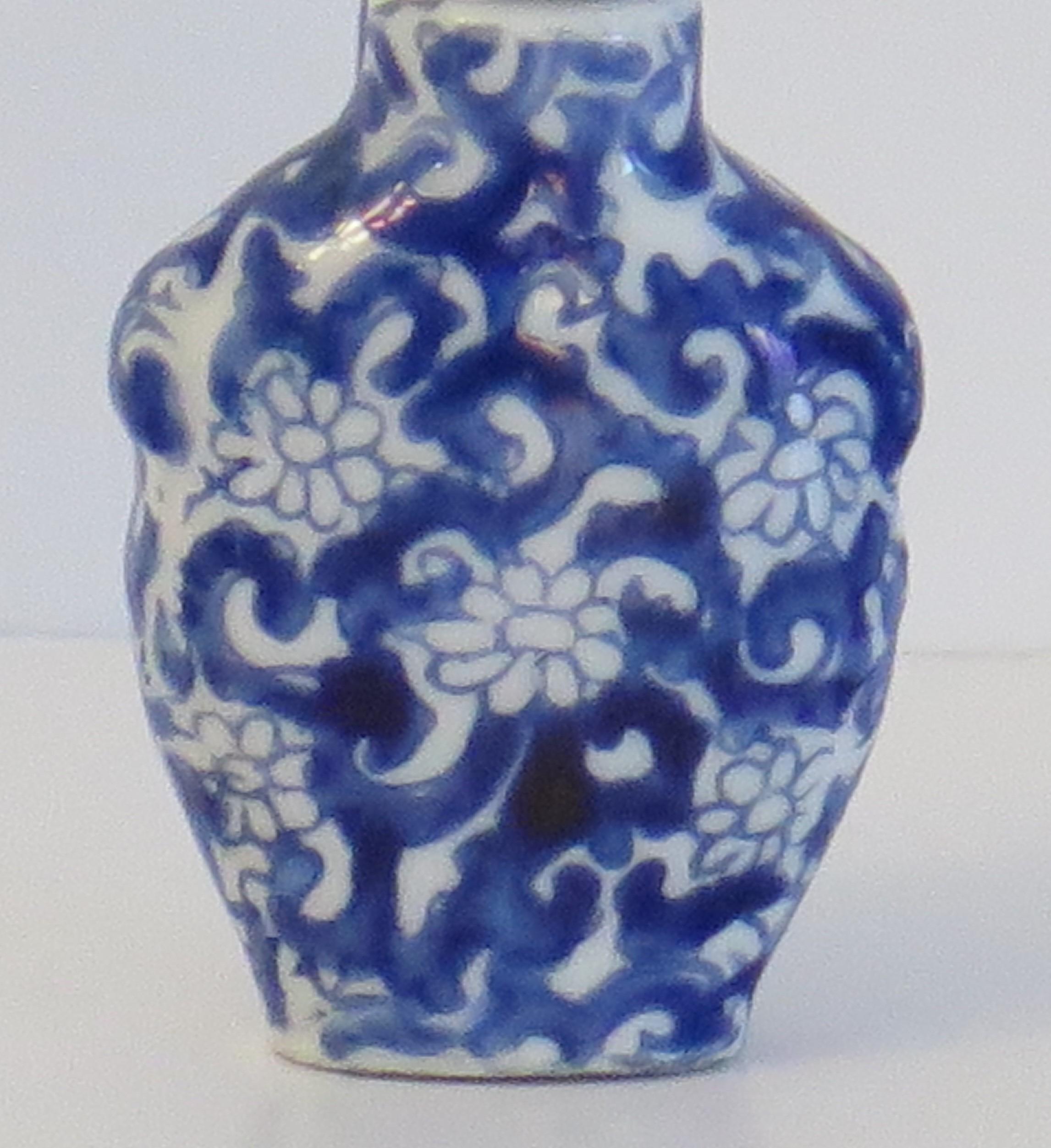 Chinese Porcelain Snuff Bottle Blue & White Hand Painted, Circa 1940 In Good Condition For Sale In Lincoln, Lincolnshire