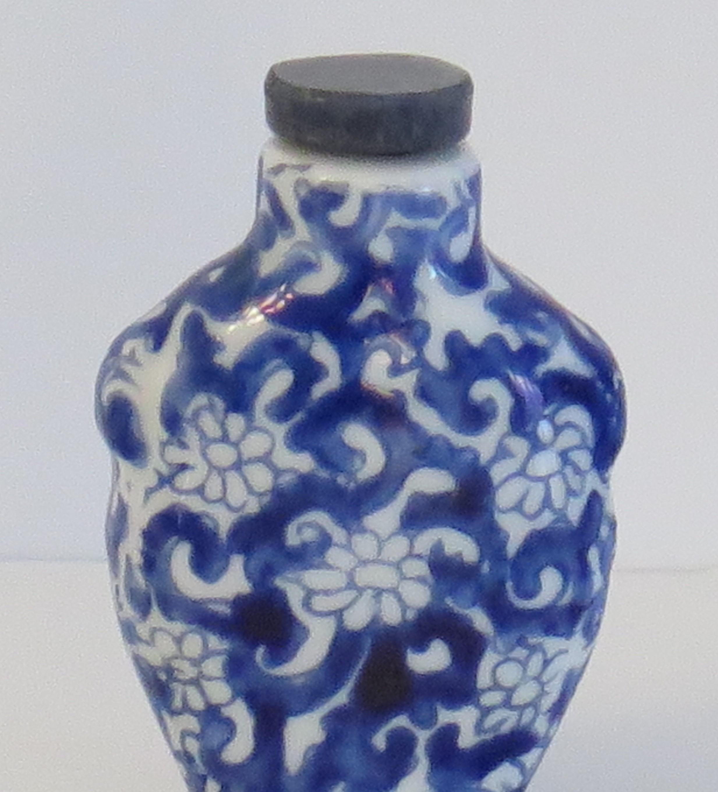 Chinesische Schnupftabakflasche aus Porzellan, blau und weiß, handbemalt, um 1940 (Handbemalt) im Angebot