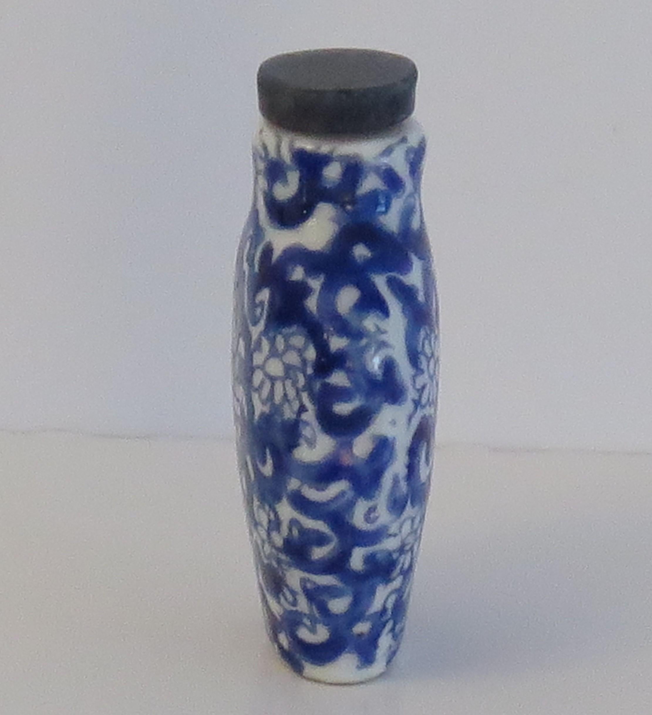 Chinesische Schnupftabakflasche aus Porzellan, blau und weiß, handbemalt, um 1940 (20. Jahrhundert) im Angebot