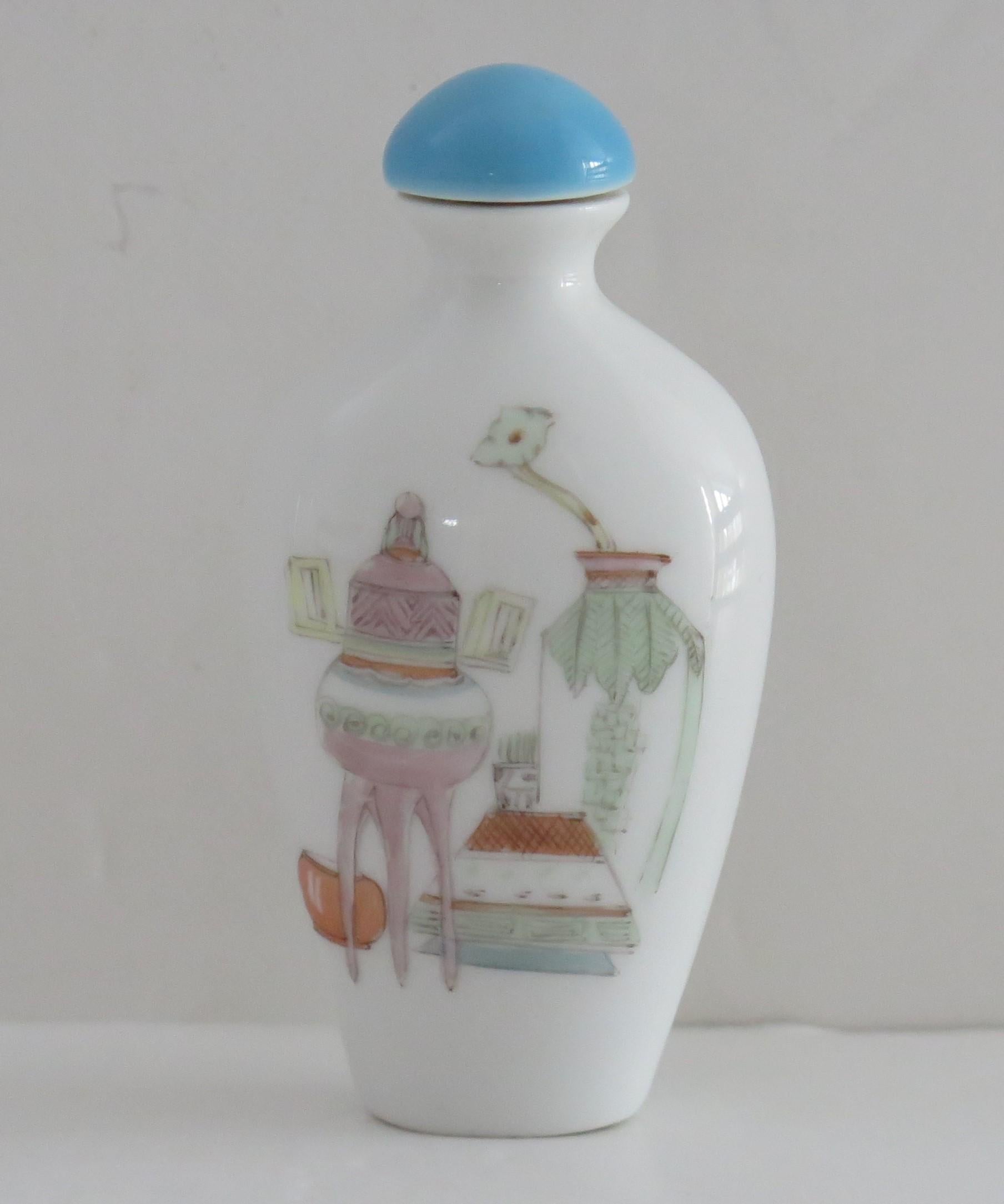 Chinese Porcelain Snuff Bottle Finely Hand Painted & Signed, Circa 1920s In Good Condition In Lincoln, Lincolnshire