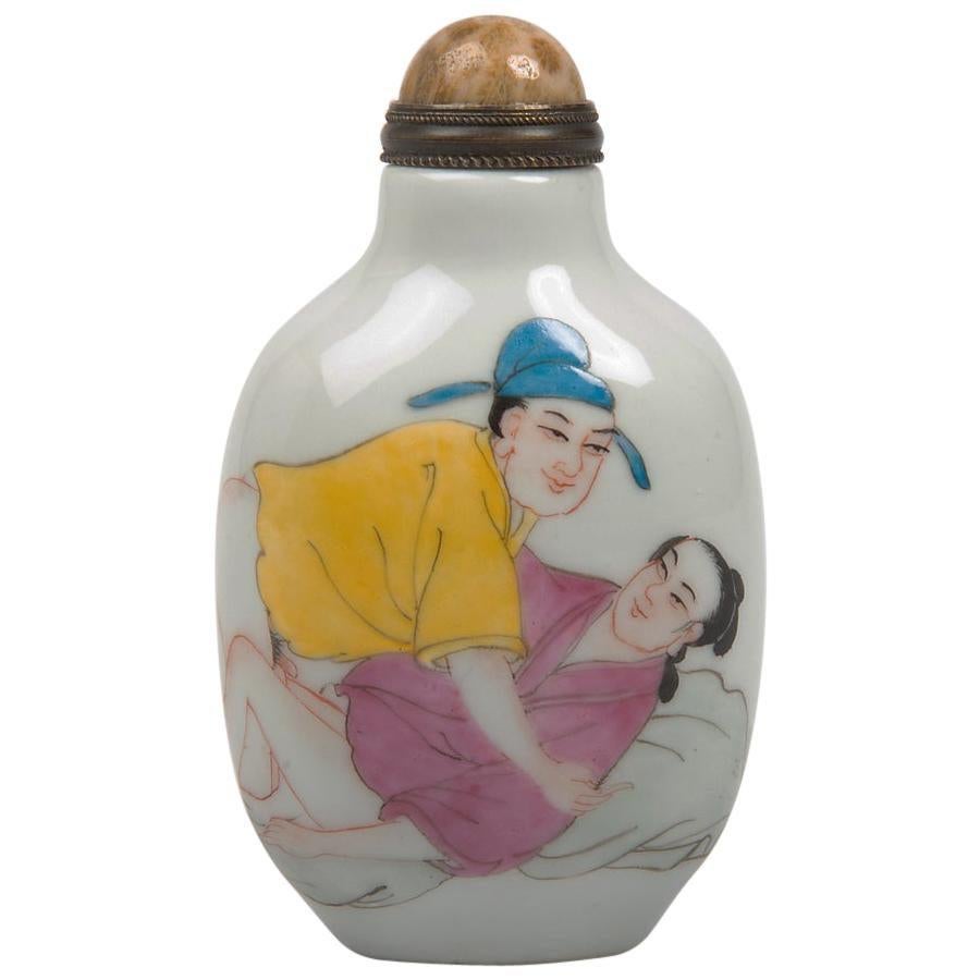 Sehr dekorative, handbemalte, chinesische Schnupftabakflasche aus Porzellan, ca. 1940er Jahre.
Die Flasche hat einen schmalen Hals mit einem kegelförmigen Stopfen.
Die Hauptdekoration ist handgemalt.
