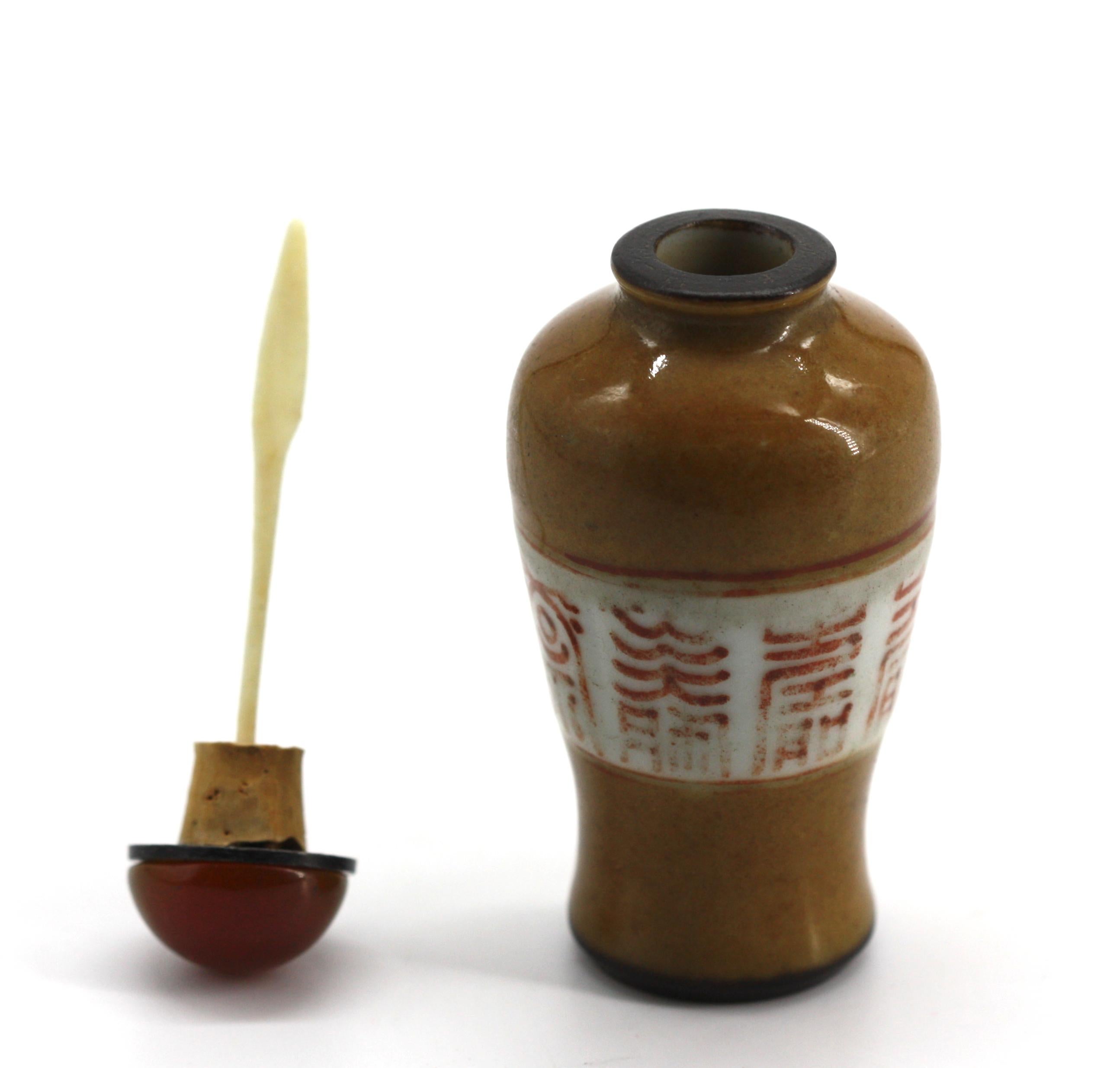 Bouteille à priser en porcelaine chinoise en vente 1