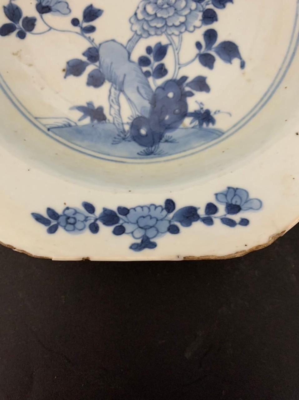Exportation chinoise Assiette à soupe en porcelaine chinoise bleue et blanche de la famille des bleus, 18ème siècle en vente