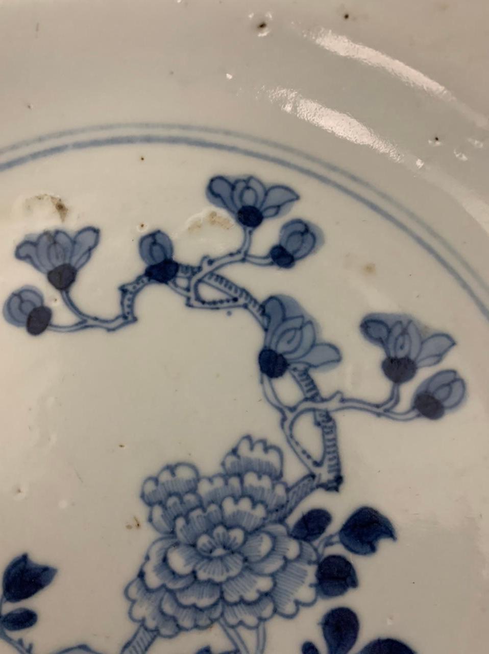 Assiette à soupe en porcelaine chinoise bleue et blanche de la famille des bleus, 18ème siècle Bon état - En vente à Beuzevillette, FR
