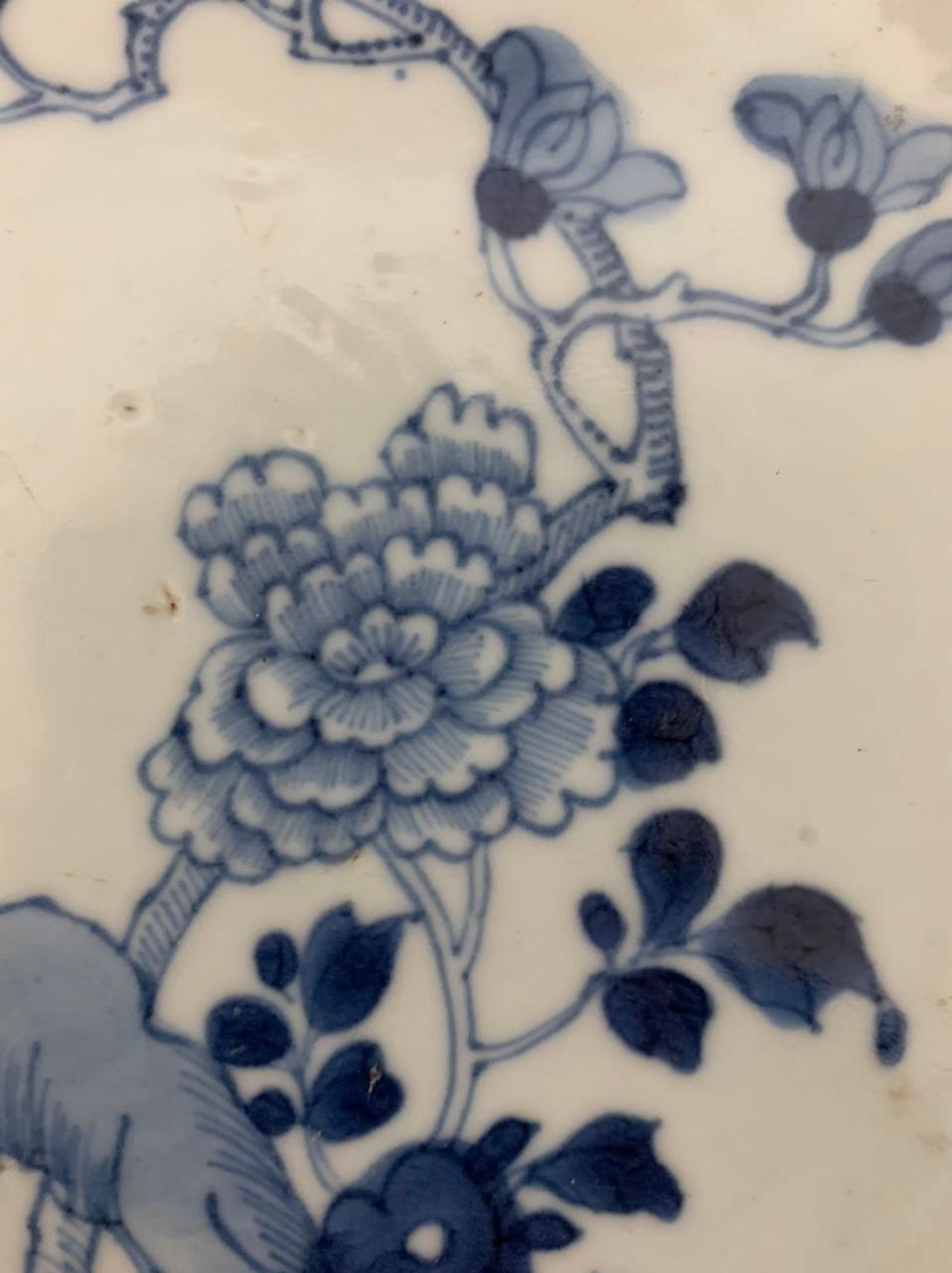Porcelaine Assiette à soupe en porcelaine chinoise bleue et blanche de la famille des bleus, 18ème siècle en vente