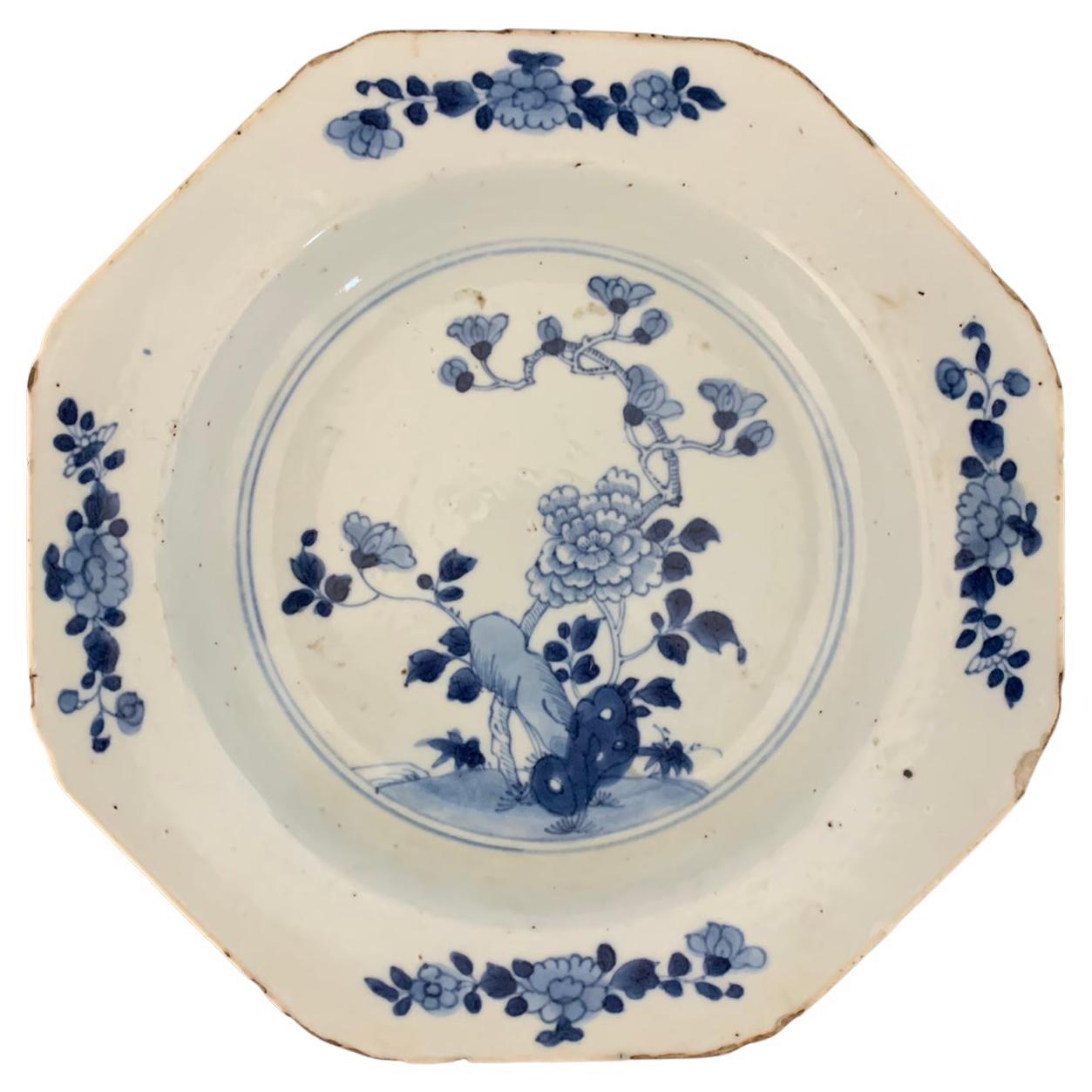 Assiette à soupe en porcelaine chinoise bleue et blanche de la famille des bleus, 18ème siècle en vente