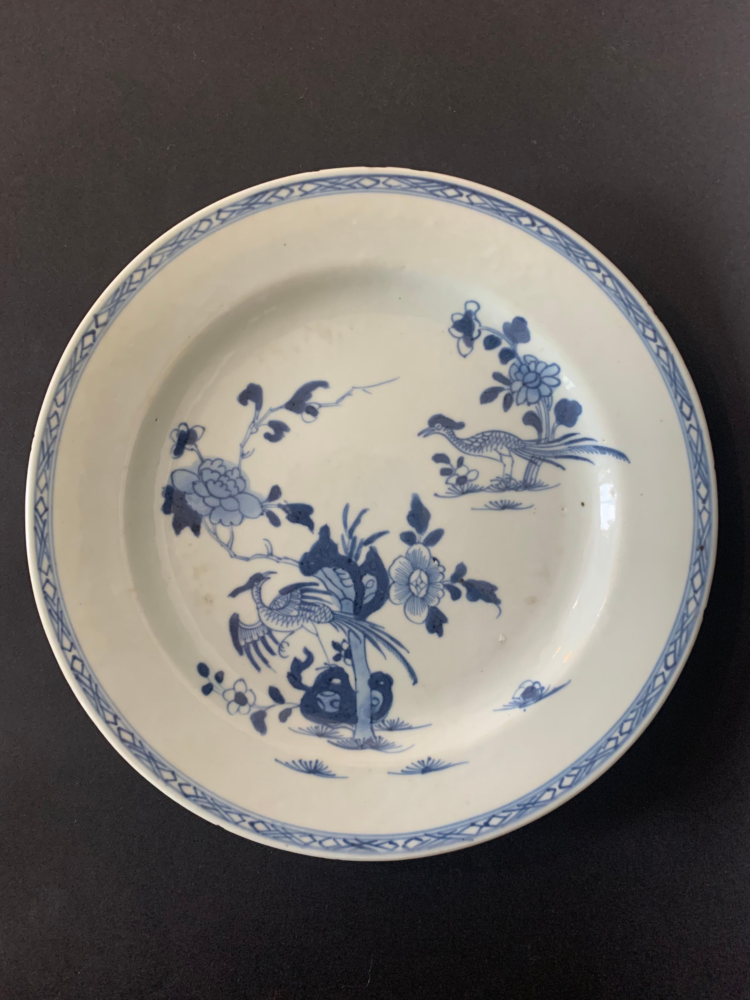 Chinesischer Porzellanteller in Blau und Weiß aus der blauen Familie, 19. Jahrhundert im Zustand „Gut“ im Angebot in Beuzevillette, FR