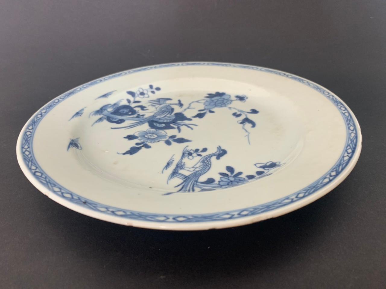 Milieu du XIXe siècle Assiette en porcelaine chinoise bleue et blanche de la famille des bleus, 19e siècle en vente