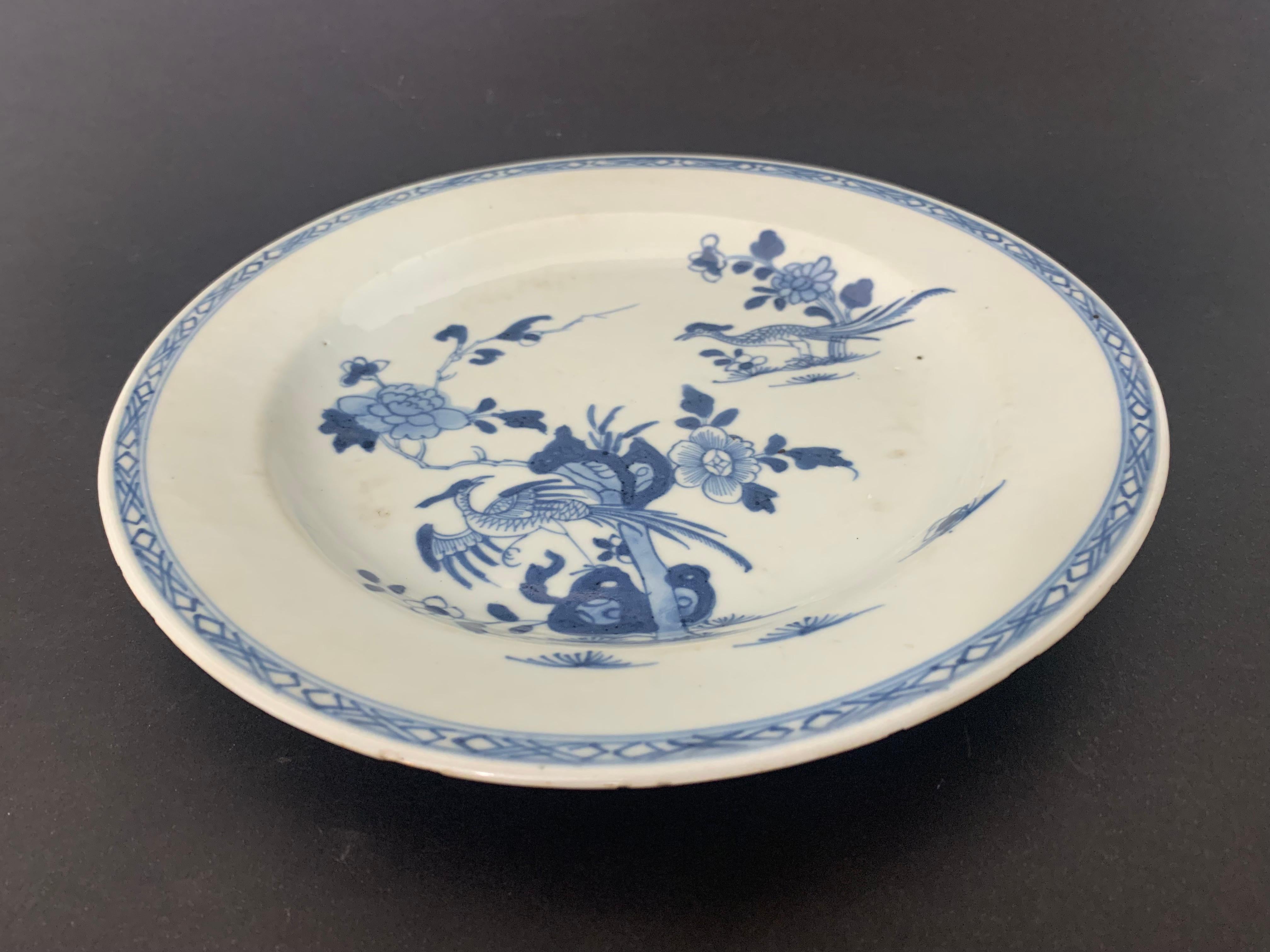 Porcelaine Assiette en porcelaine chinoise bleue et blanche de la famille des bleus, 19e siècle en vente