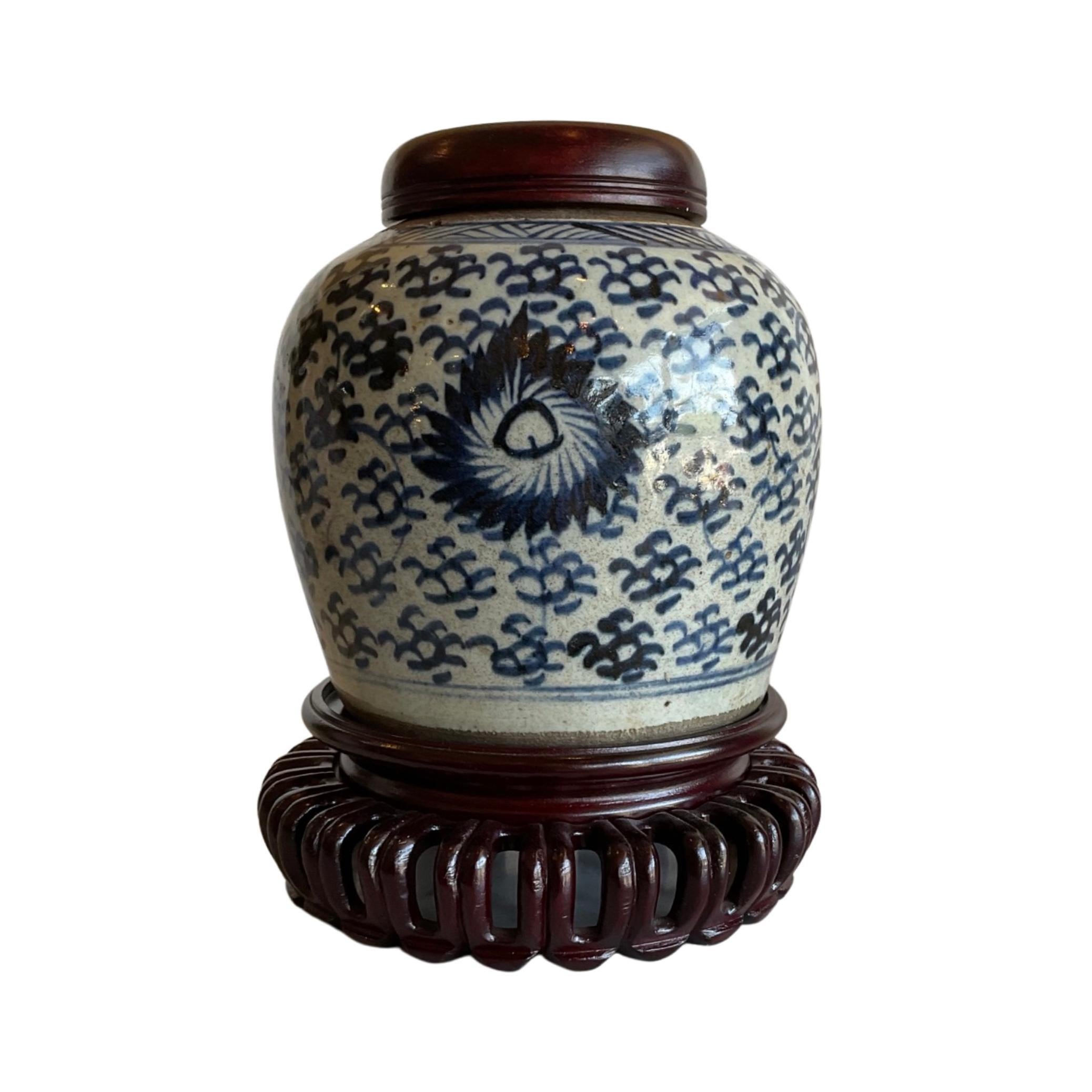 Cette exquise jarre de stockage en porcelaine chinoise du XVIIIe siècle est magnifiquement fabriquée et est accompagnée d'un bouchon et d'un support en bois. Parfait pour ranger divers objets, il constitue un ajout élégant et pratique à toute maison.