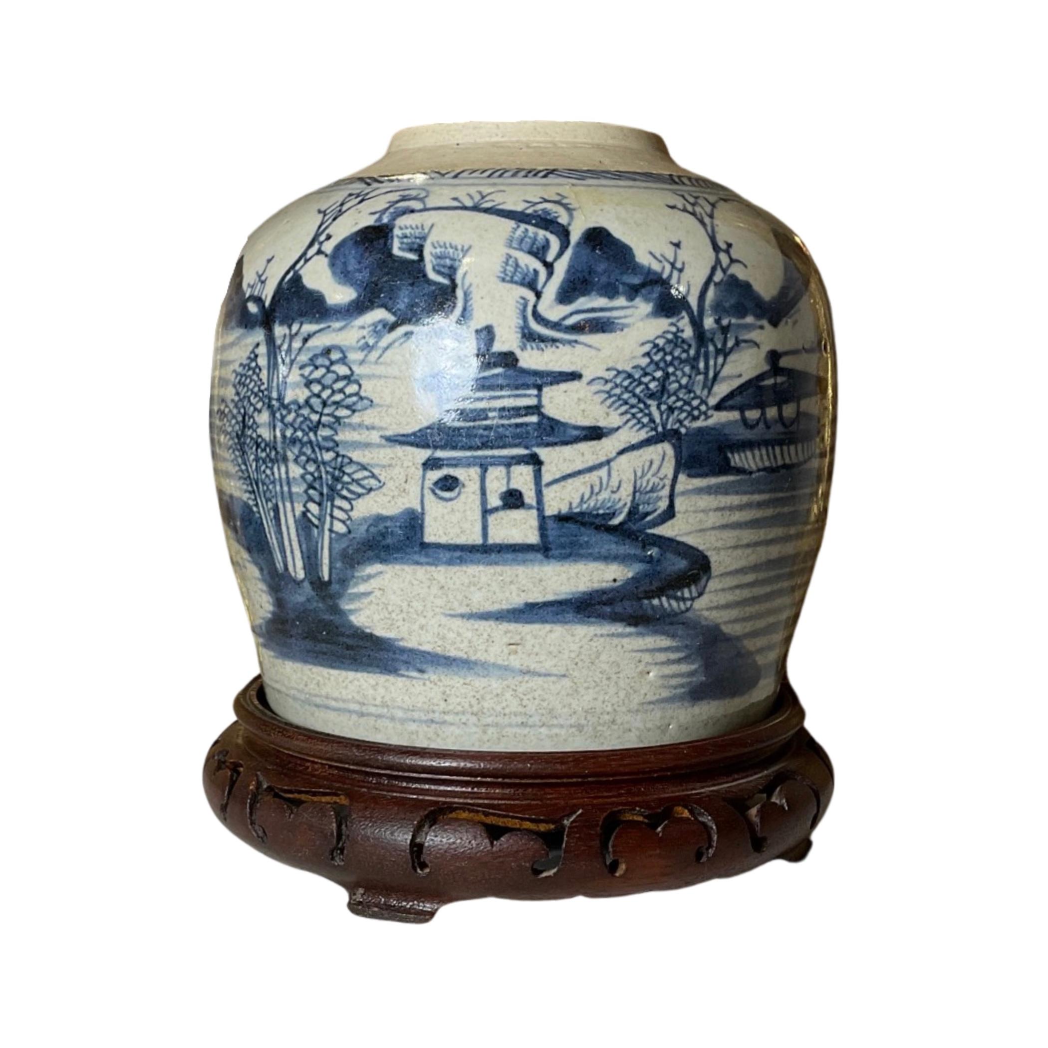 Cette exquise jarre de stockage en porcelaine chinoise du XVIIIe siècle est magnifiquement fabriquée et est accompagnée d'un bouchon et d'un support en bois. Parfait pour ranger divers objets, il constitue un ajout élégant et pratique à toute maison.