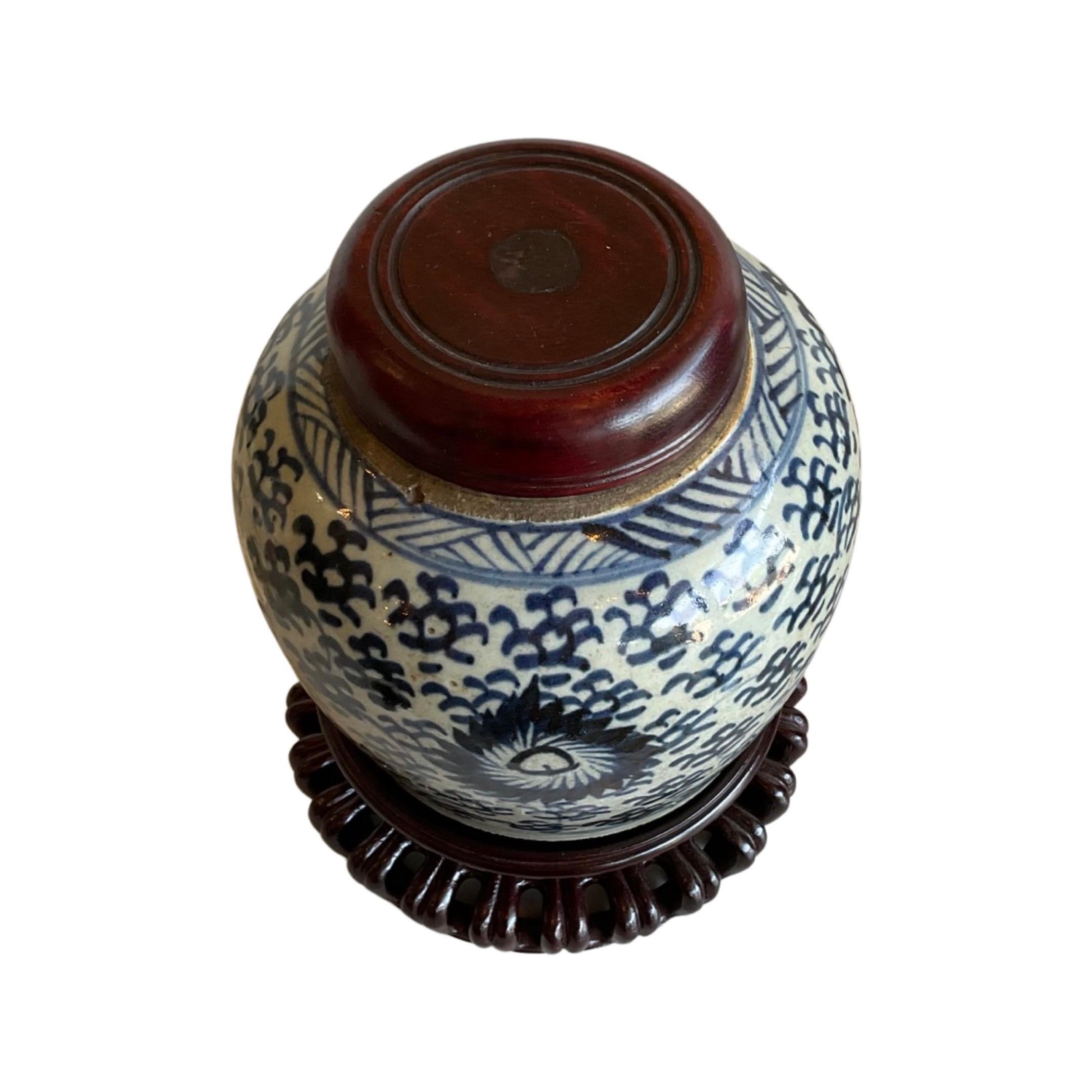 18th Century and Earlier Chinese Porcelain Storage Jar For Sale