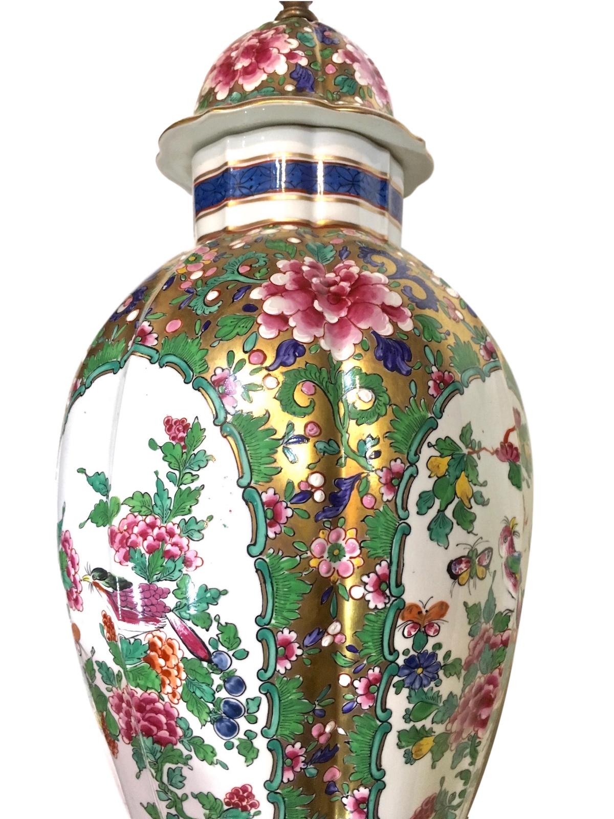 Eine einzelne chinesische Porzellan-Tischlampe aus den 1940er Jahren mit vergoldetem und floralem Dekor.

Abmessungen:
Höhe des Körpers: 22