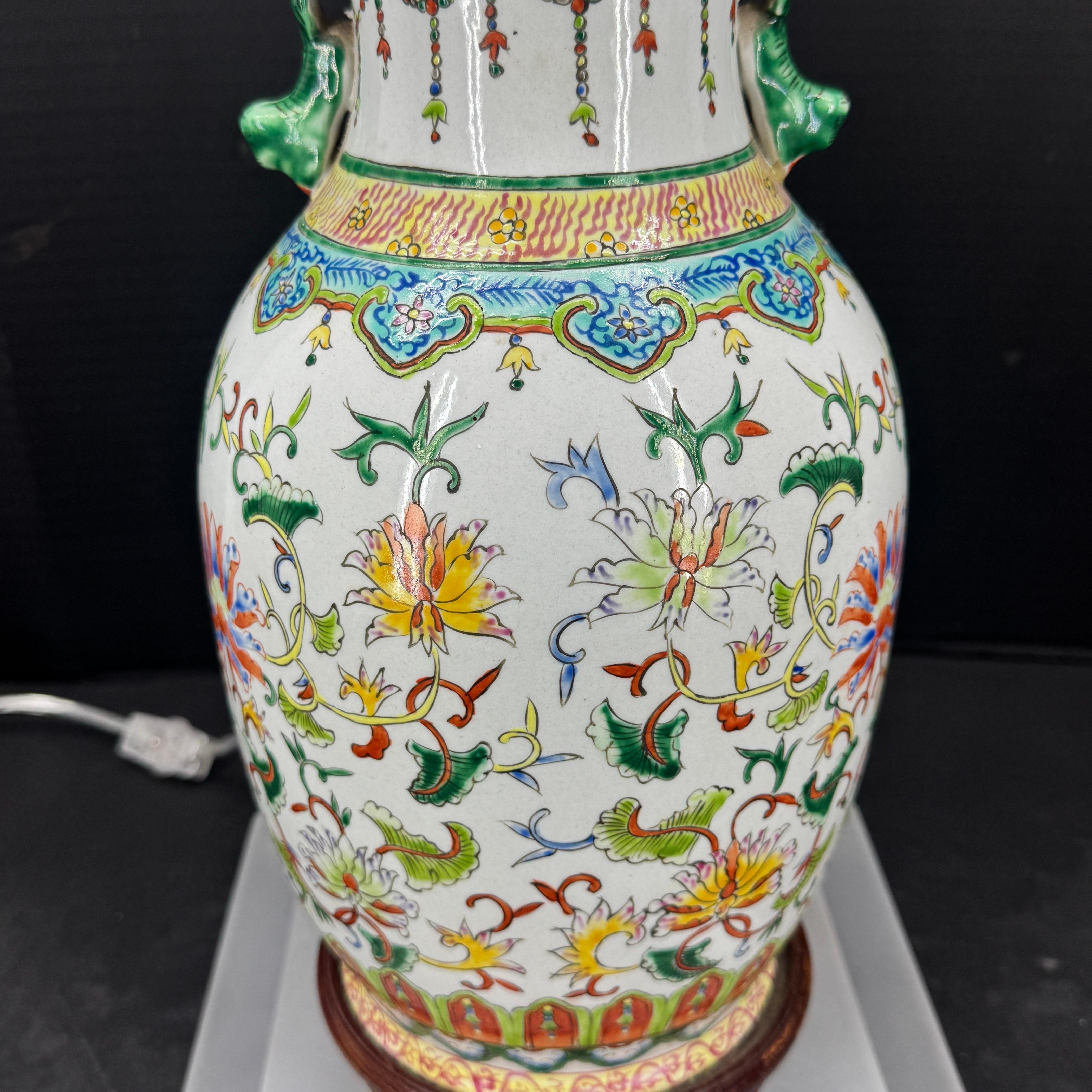 Chinese Porcelain Table Lamp With Foo Dogs on Lucite Base For Sale 3