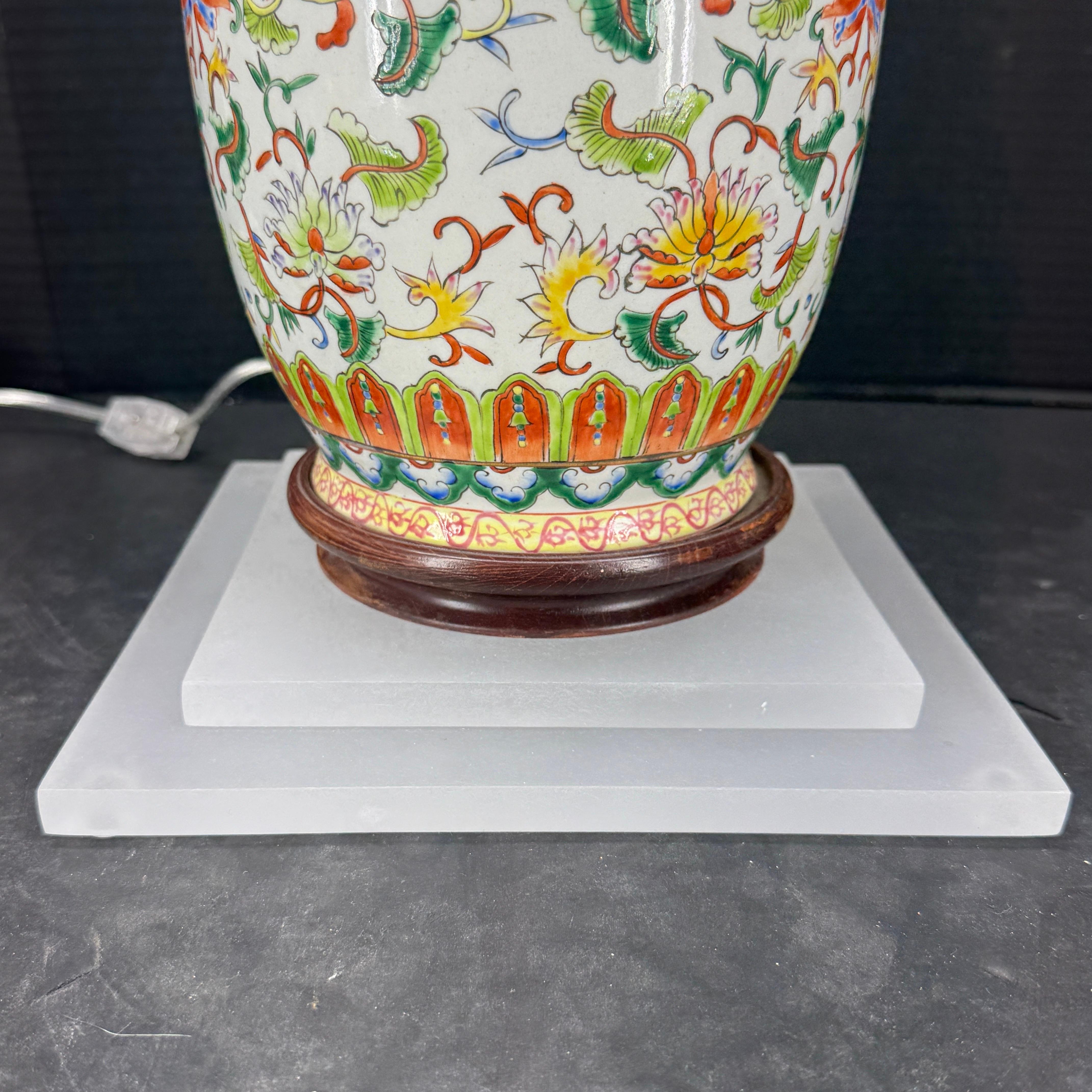 Chinese Porcelain Table Lamp With Foo Dogs on Lucite Base For Sale 4