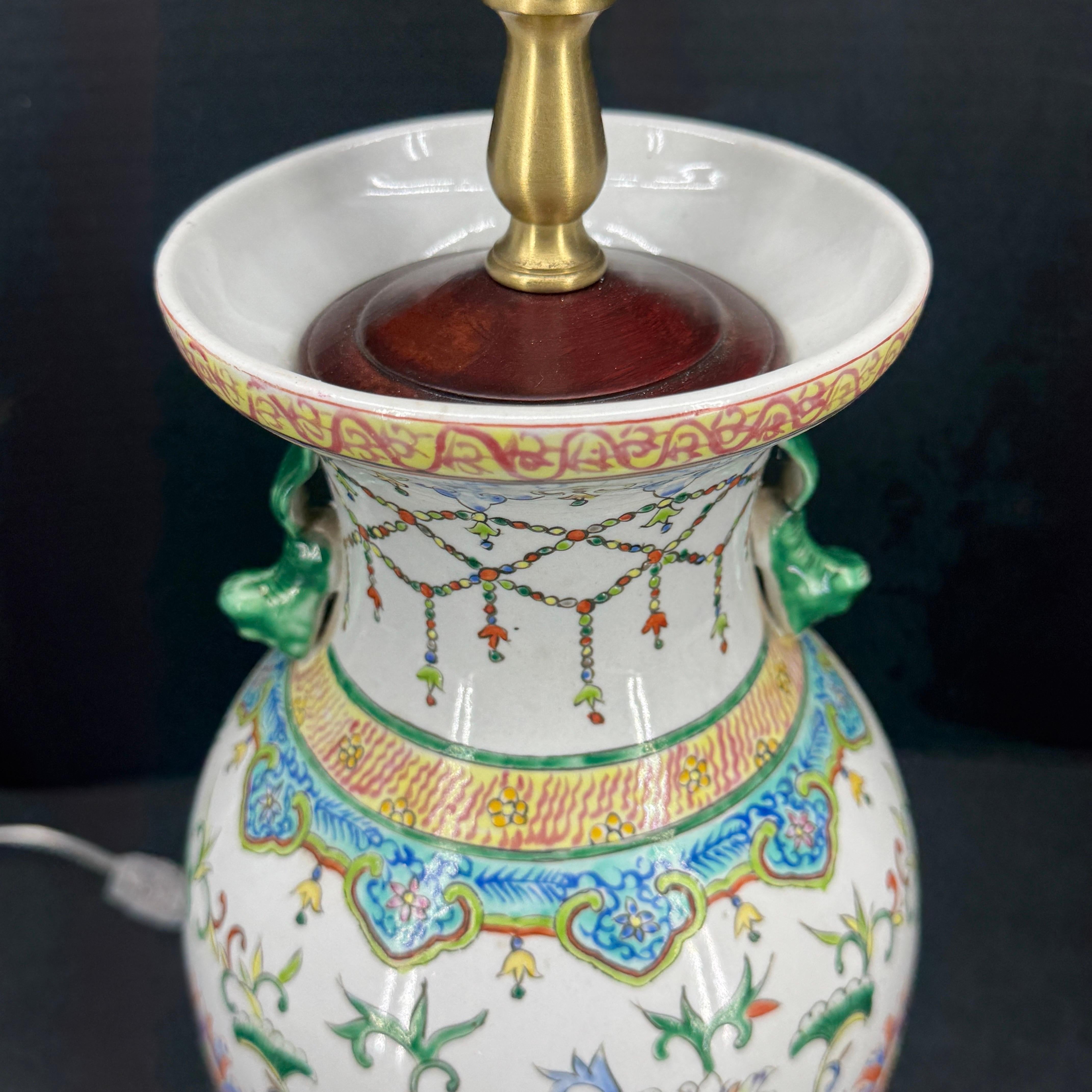 Chinese Porcelain Table Lamp With Foo Dogs on Lucite Base For Sale 5