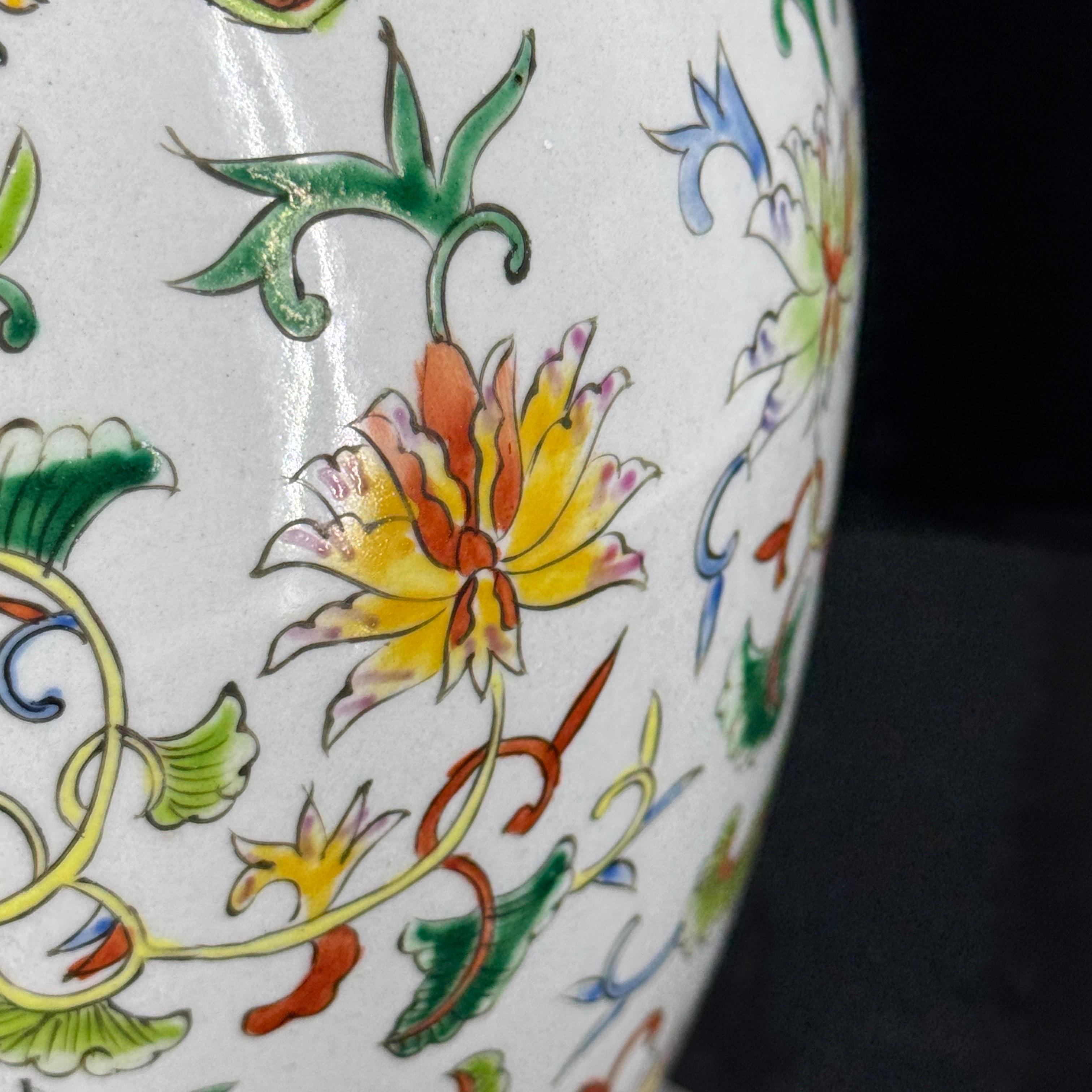 Chinese Porcelain Table Lamp With Foo Dogs on Lucite Base For Sale 6
