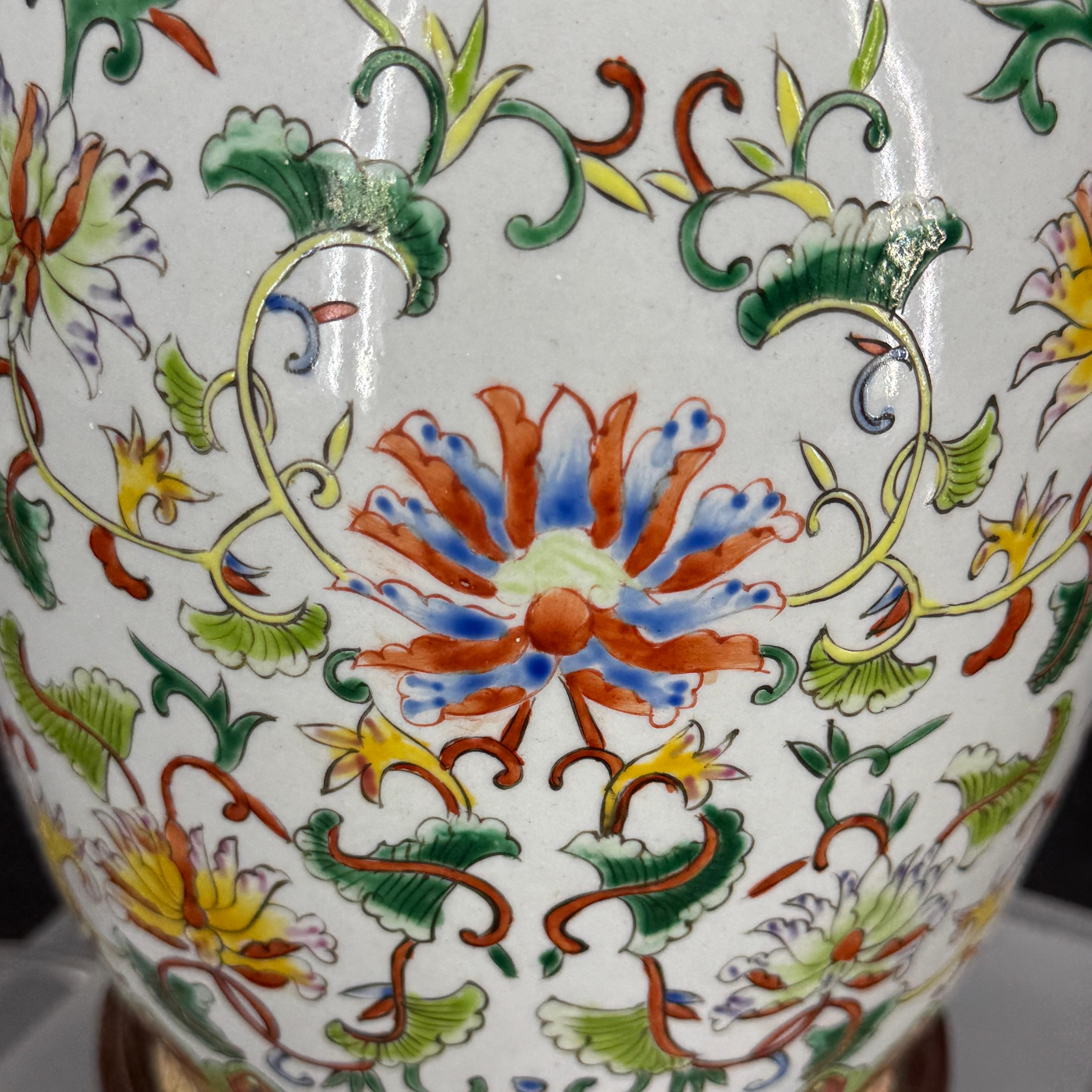 Chinese Porcelain Table Lamp With Foo Dogs on Lucite Base For Sale 7