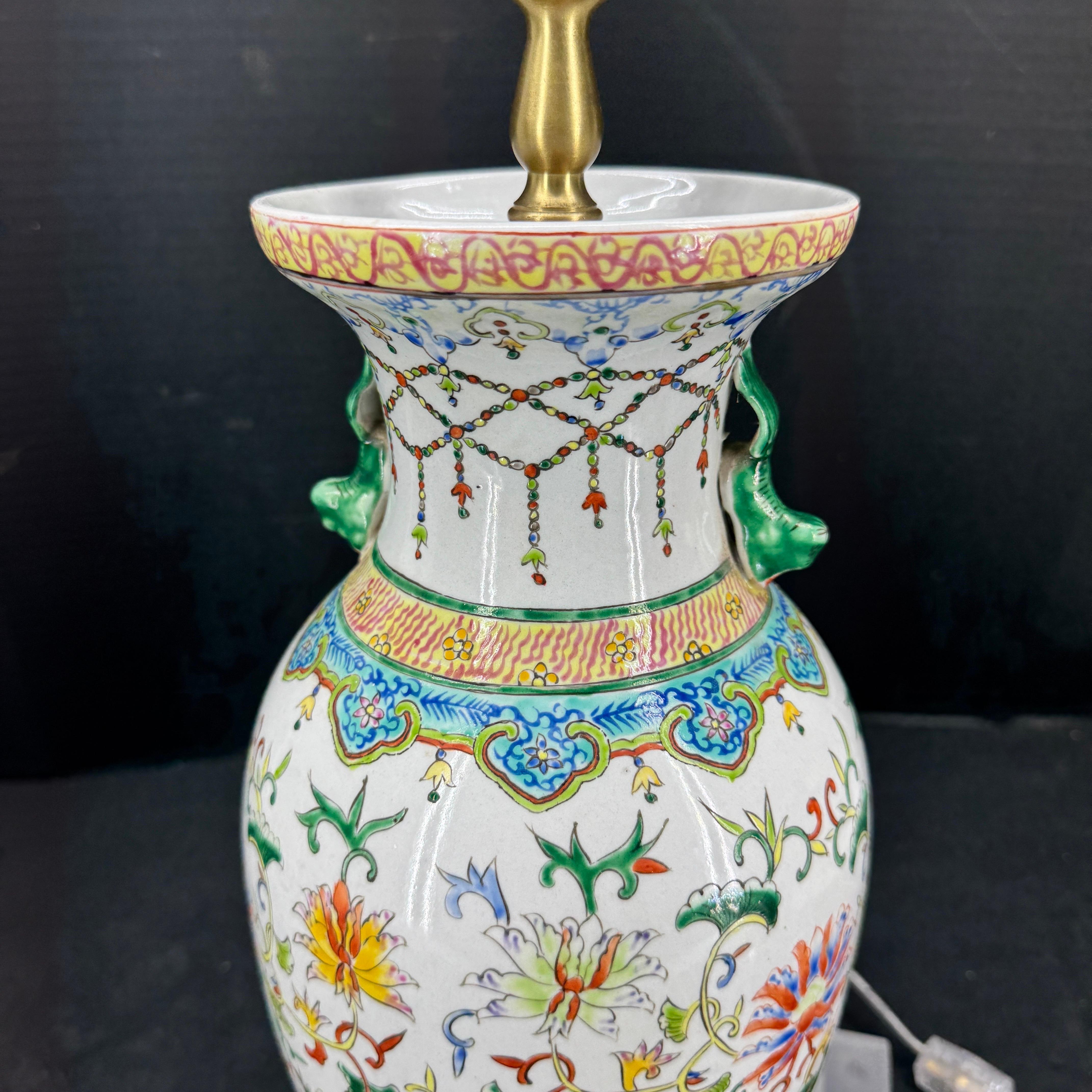 Chinese Porcelain Table Lamp With Foo Dogs on Lucite Base For Sale 8