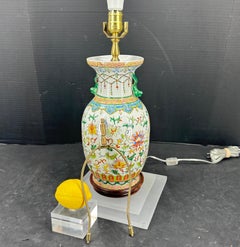 Lámpara de mesa de porcelana china con perros Foo sobre base de lucita