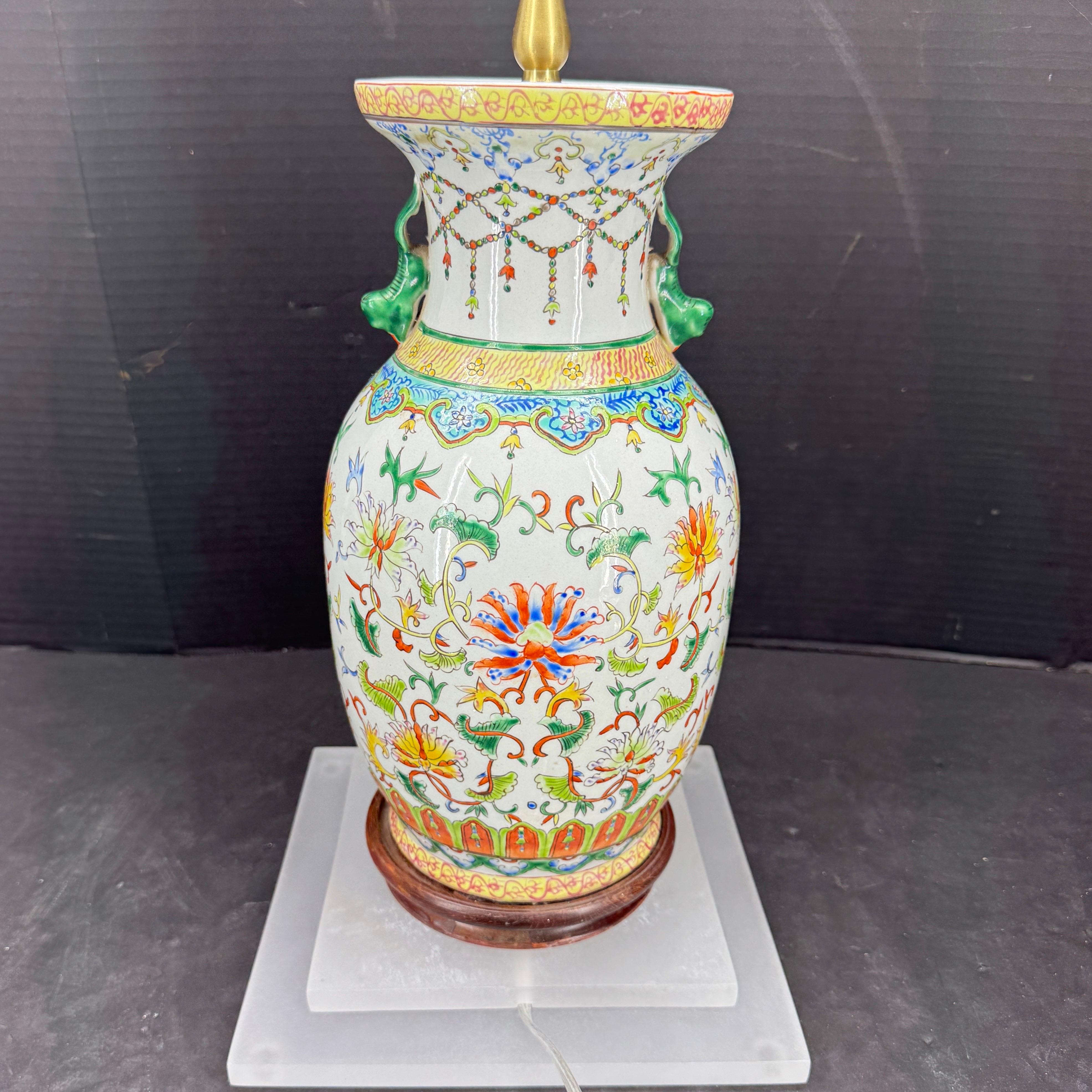 Chinese Export Chinese Porcelain Table Lamp With Foo Dogs on Lucite Base For Sale