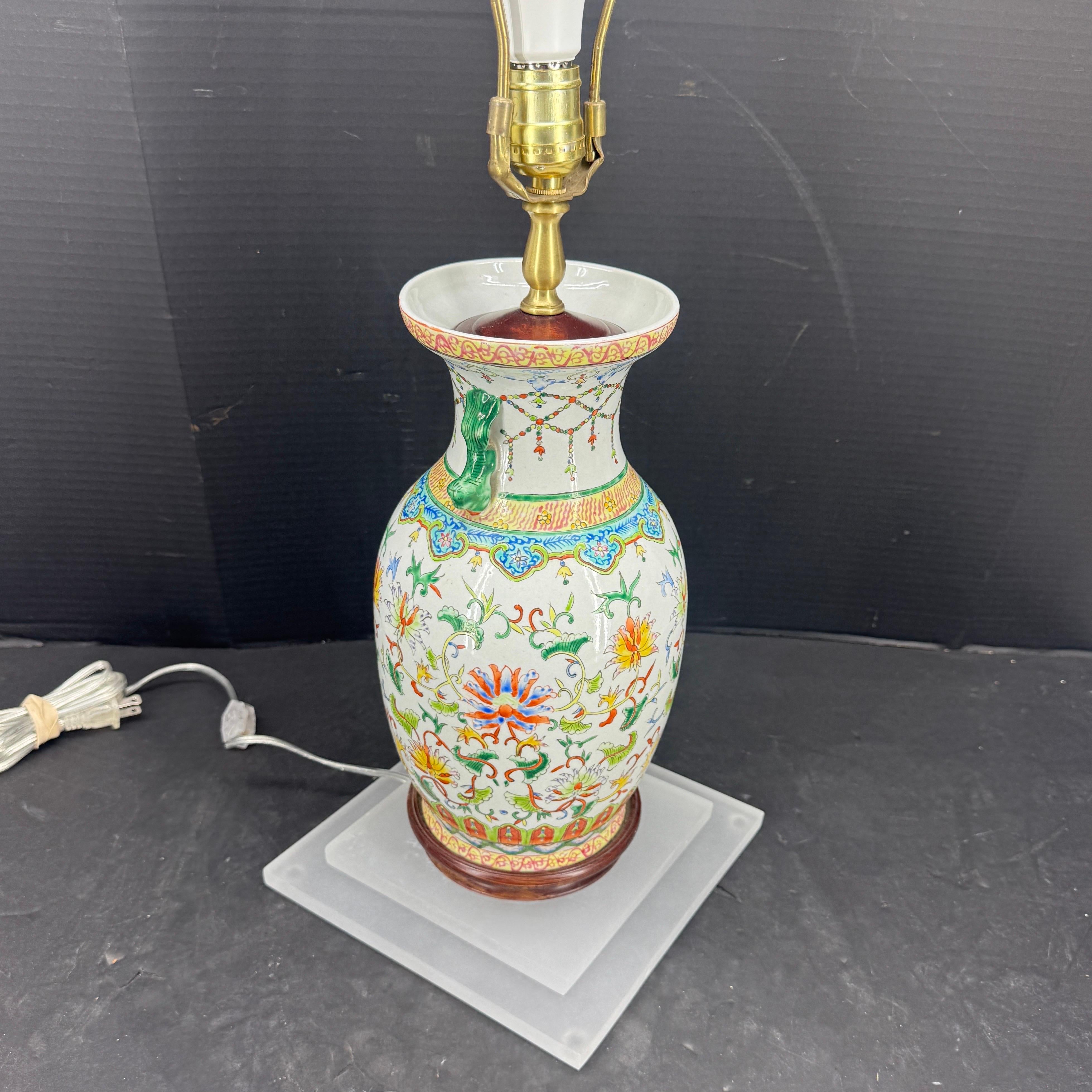 Italian Chinese Porcelain Table Lamp With Foo Dogs on Lucite Base For Sale