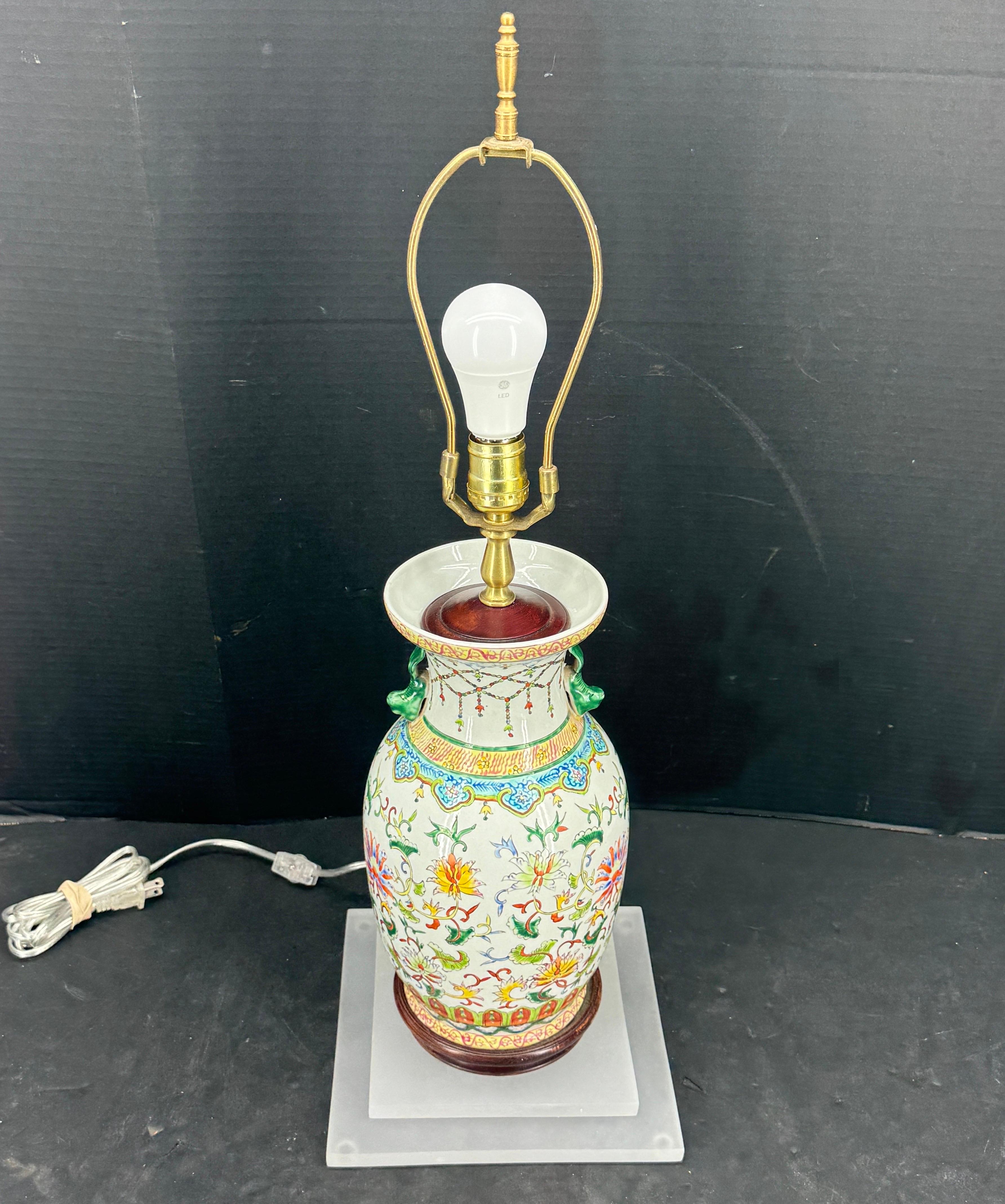 Hand-Crafted Chinese Porcelain Table Lamp With Foo Dogs on Lucite Base For Sale