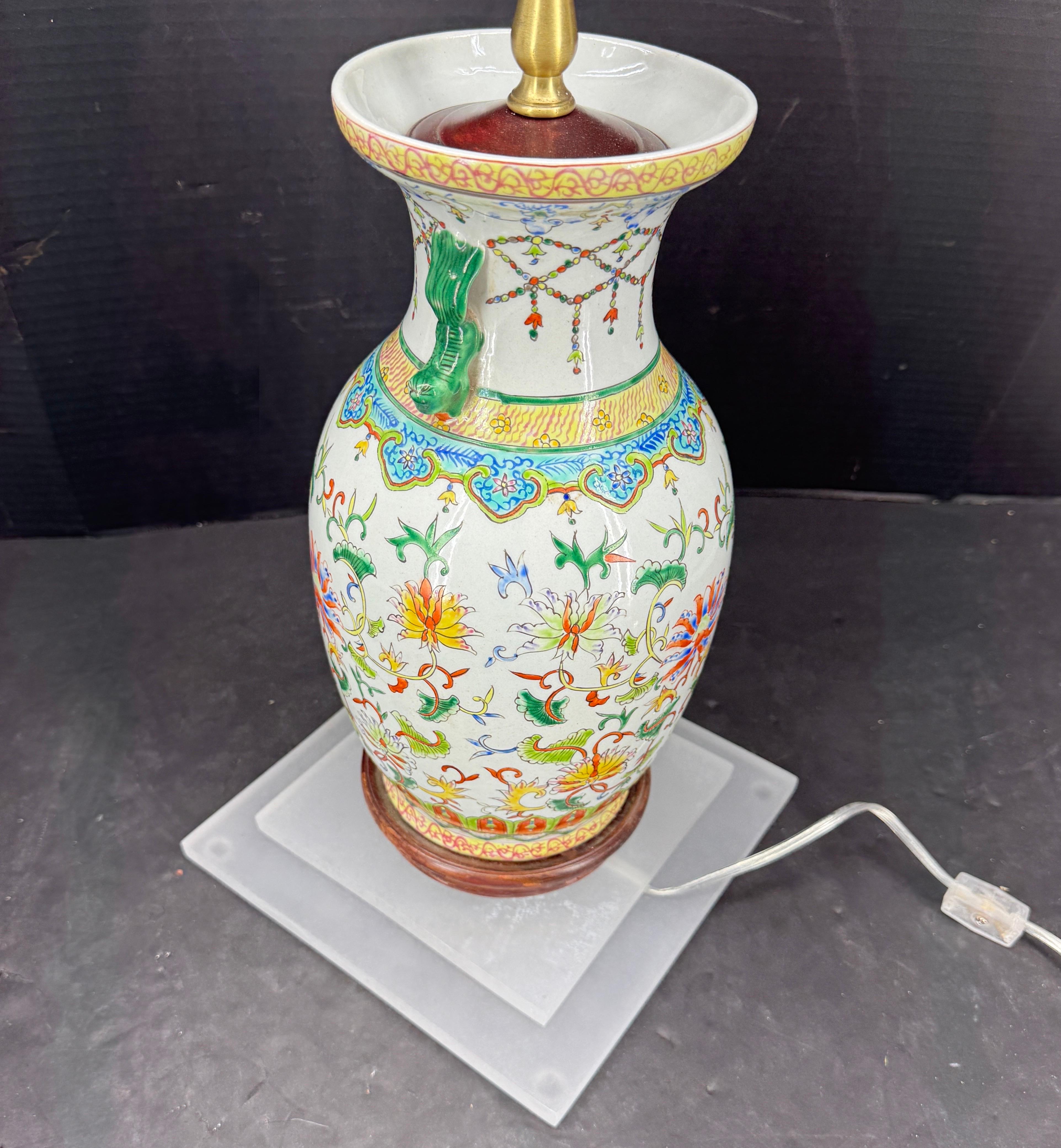 Chinese Porcelain Table Lamp With Foo Dogs on Lucite Base In Good Condition For Sale In Haddonfield, NJ