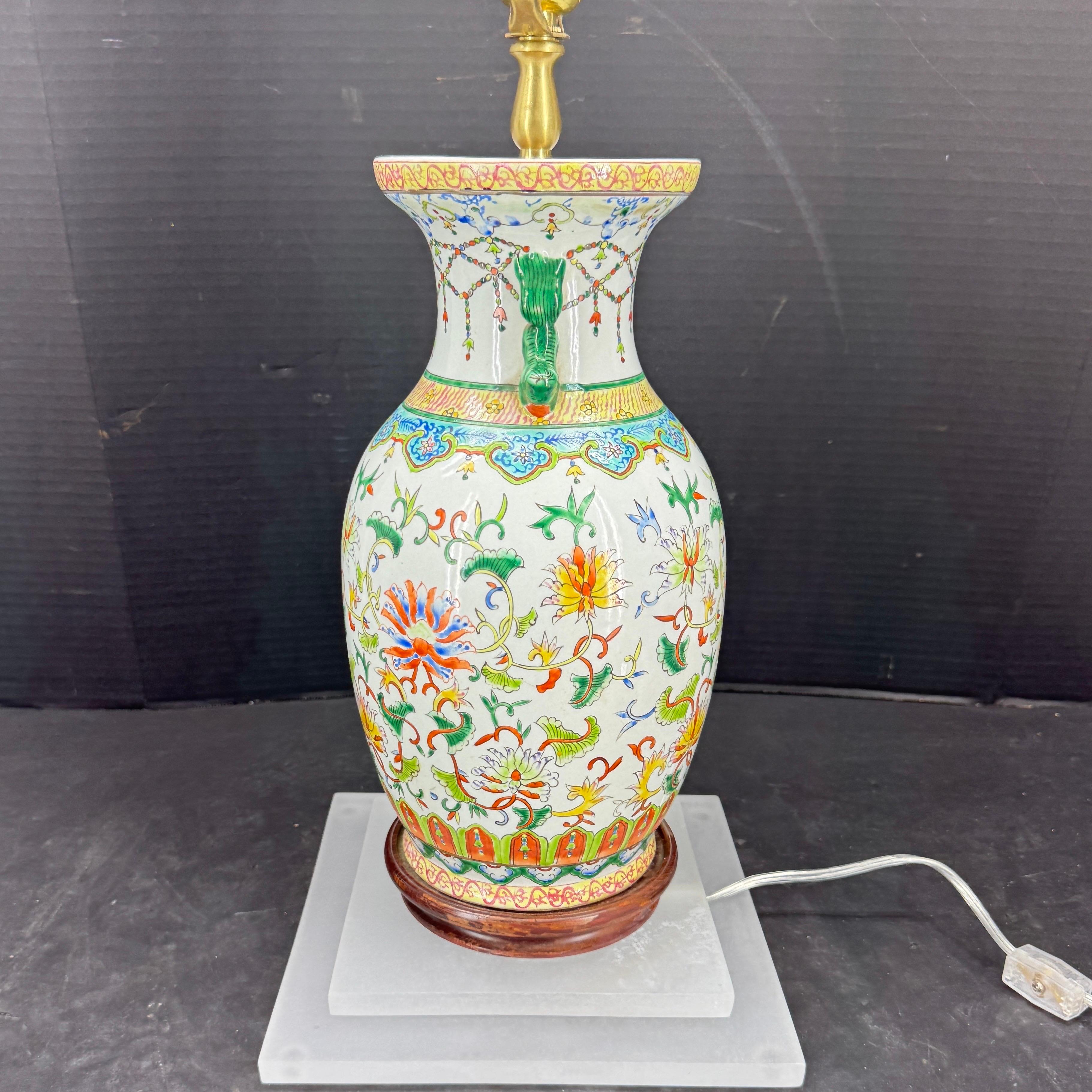 Chinese Porcelain Table Lamp With Foo Dogs on Lucite Base For Sale 1