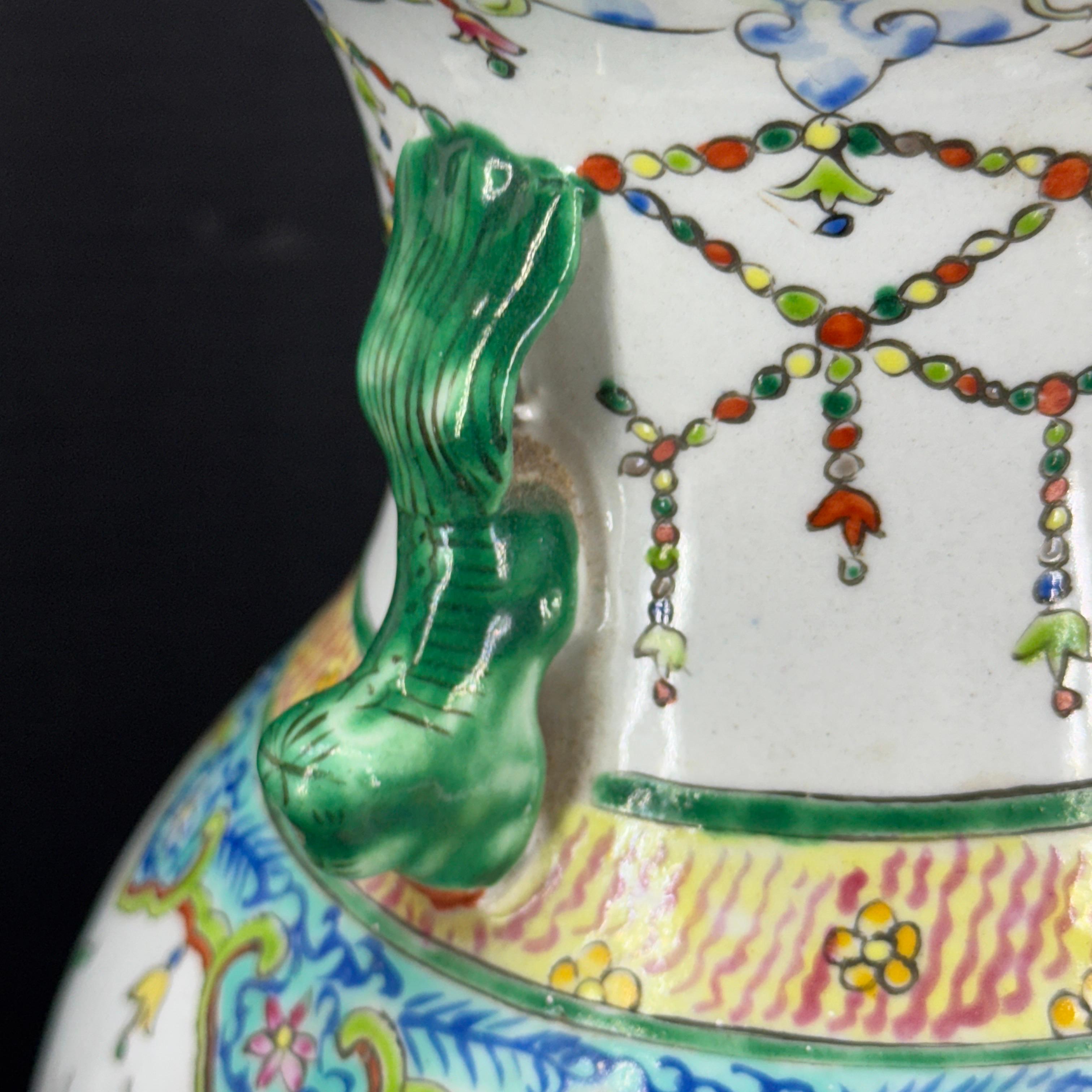 Chinese Porcelain Table Lamp With Foo Dogs on Lucite Base For Sale 2