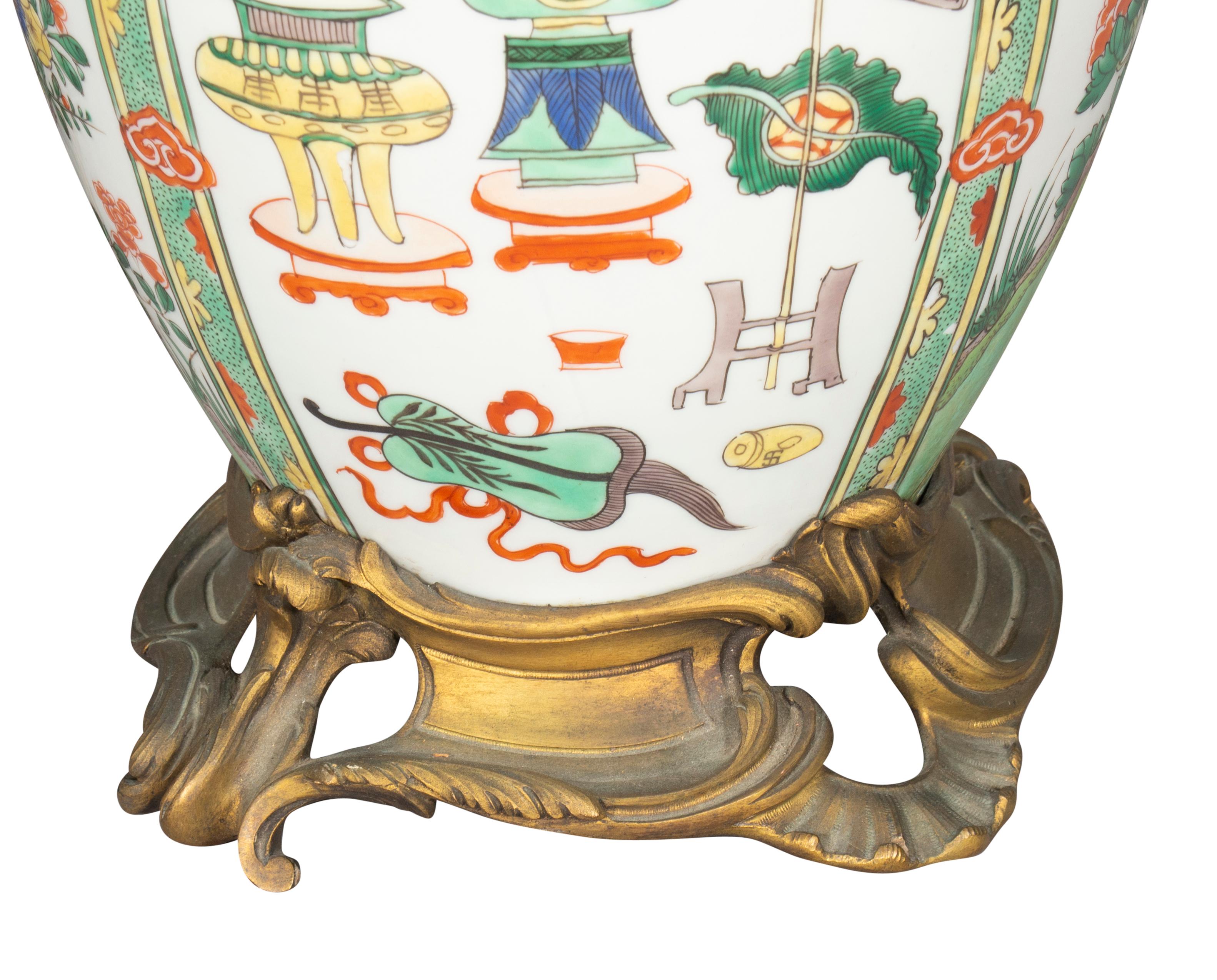 Lampada da tavolo cinese in porcellana con supporti in bronzo francese in vendita 3