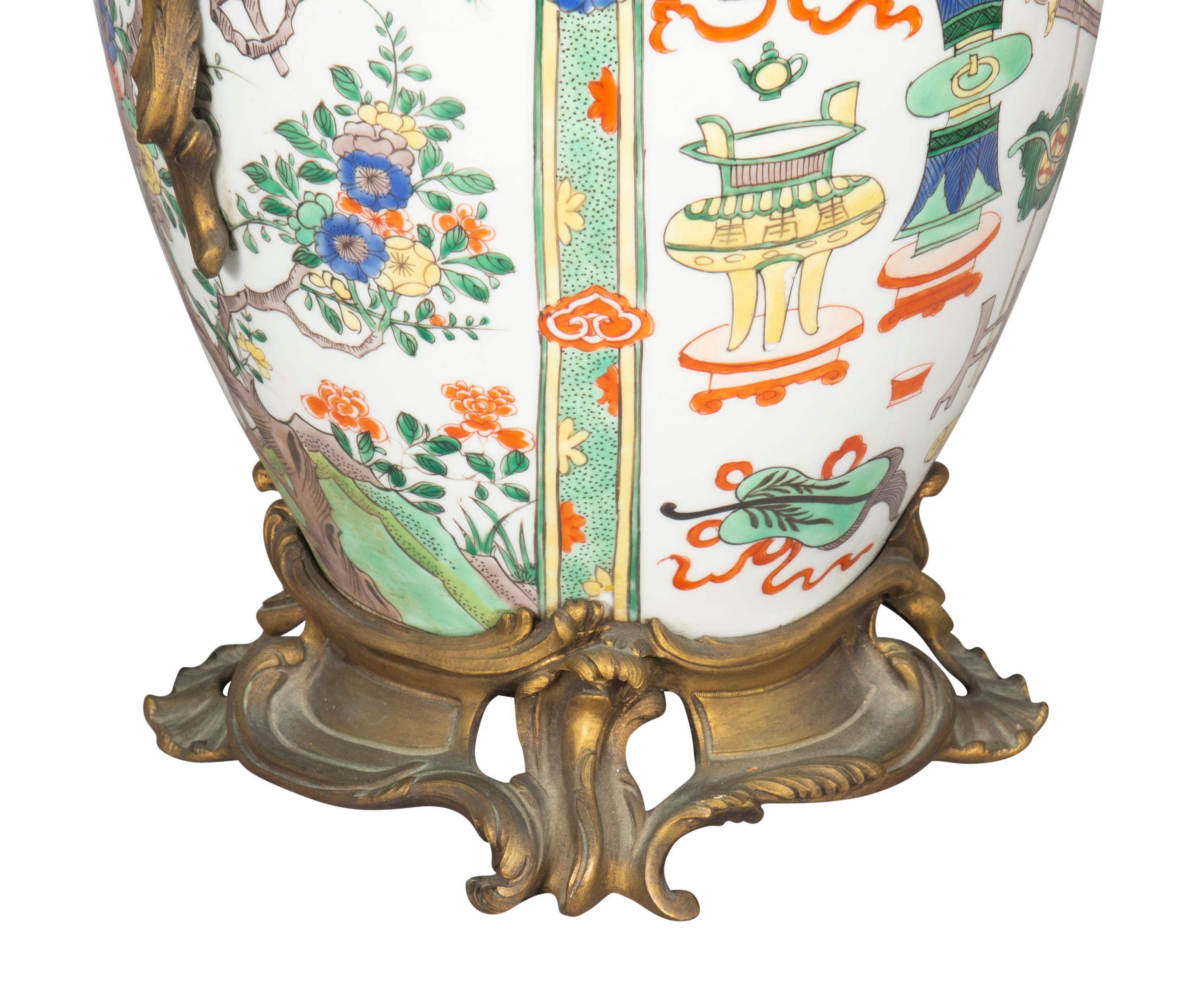 Lampada da tavolo cinese in porcellana con supporti in bronzo francese in vendita 4