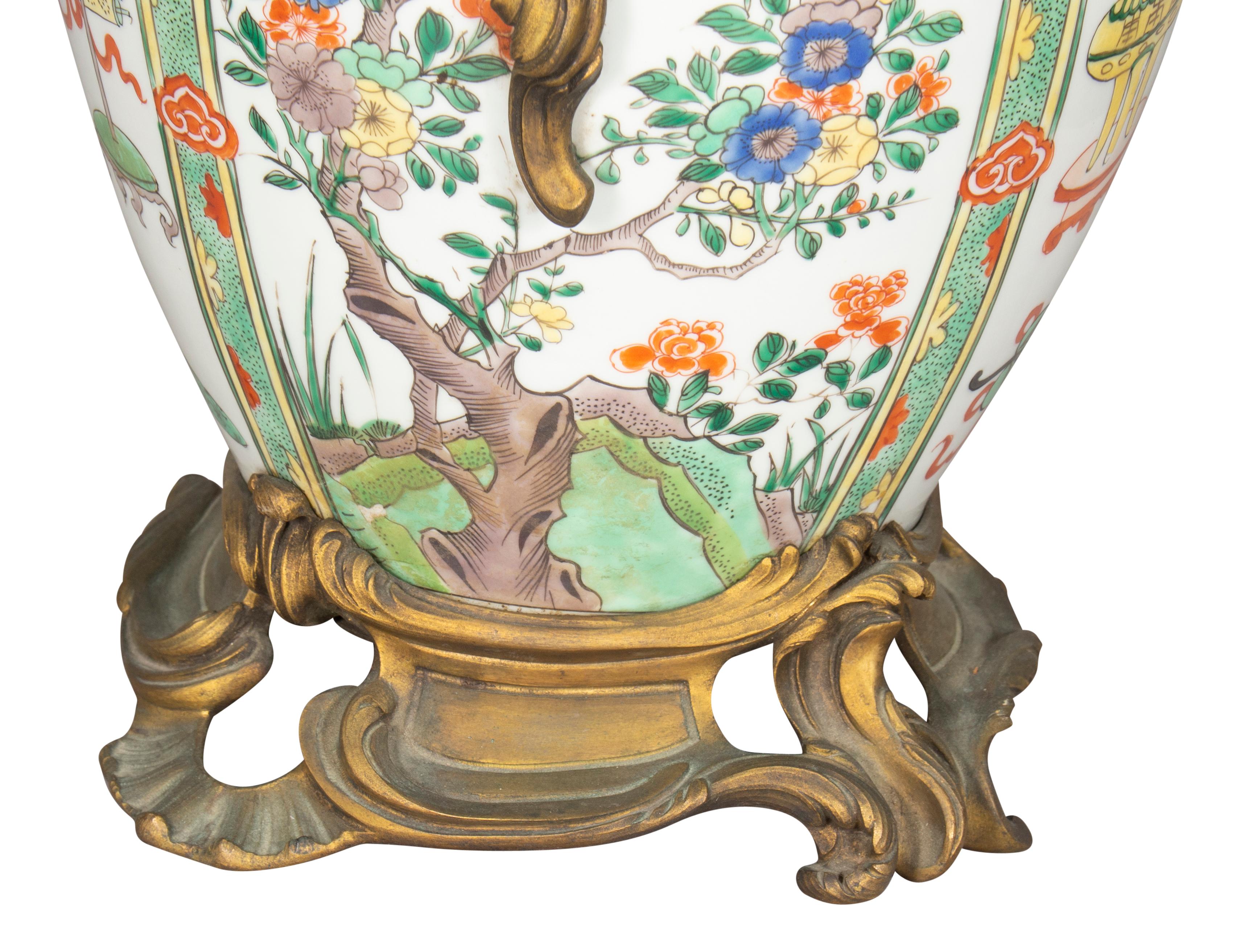 Lampada da tavolo cinese in porcellana con supporti in bronzo francese in vendita 5